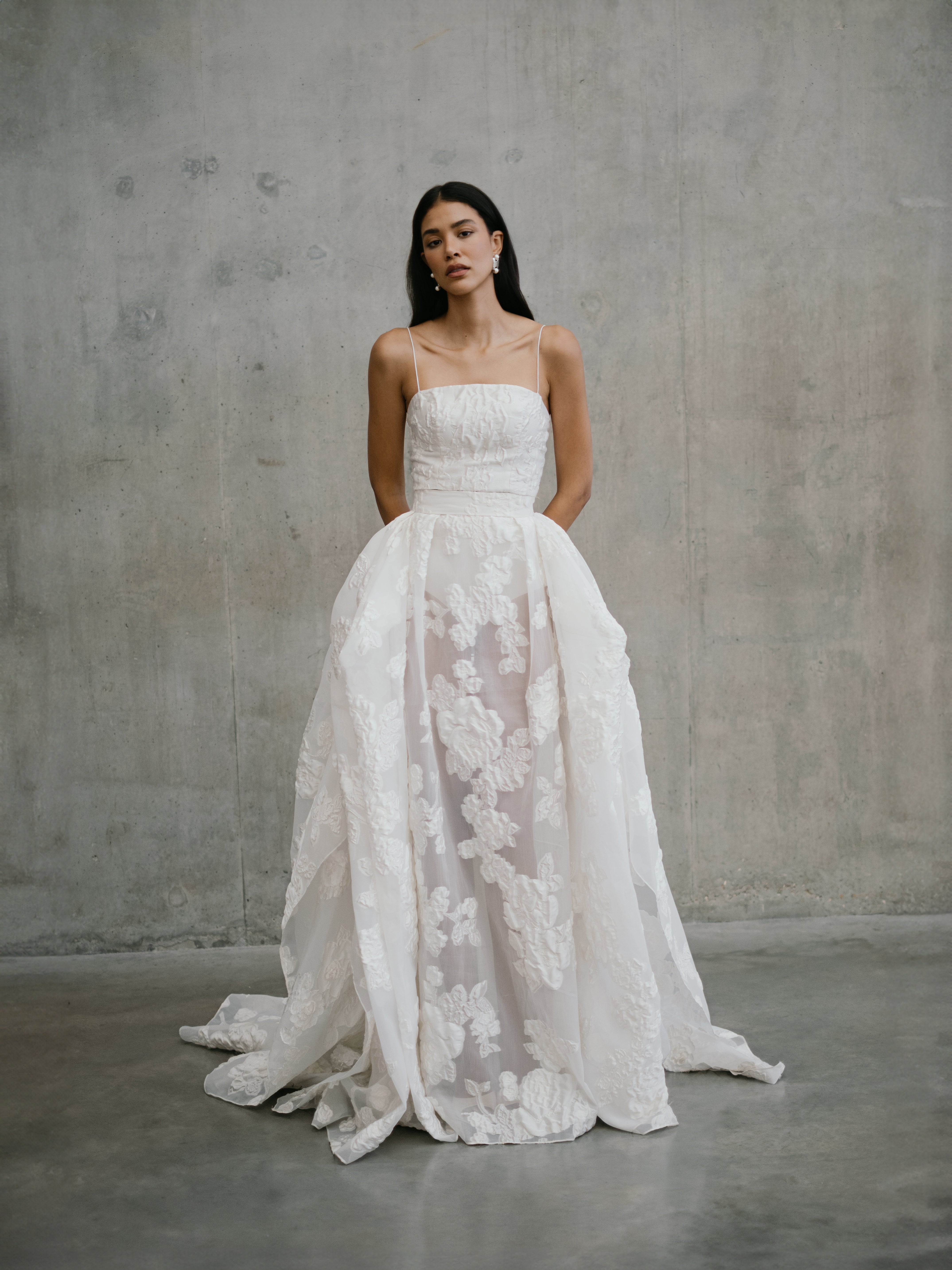 Gia top bluse fra Unbridled spagettistropper hos Maison Lou bridal atelier I køge, sjælland danmarks bedste brudekjolebutik