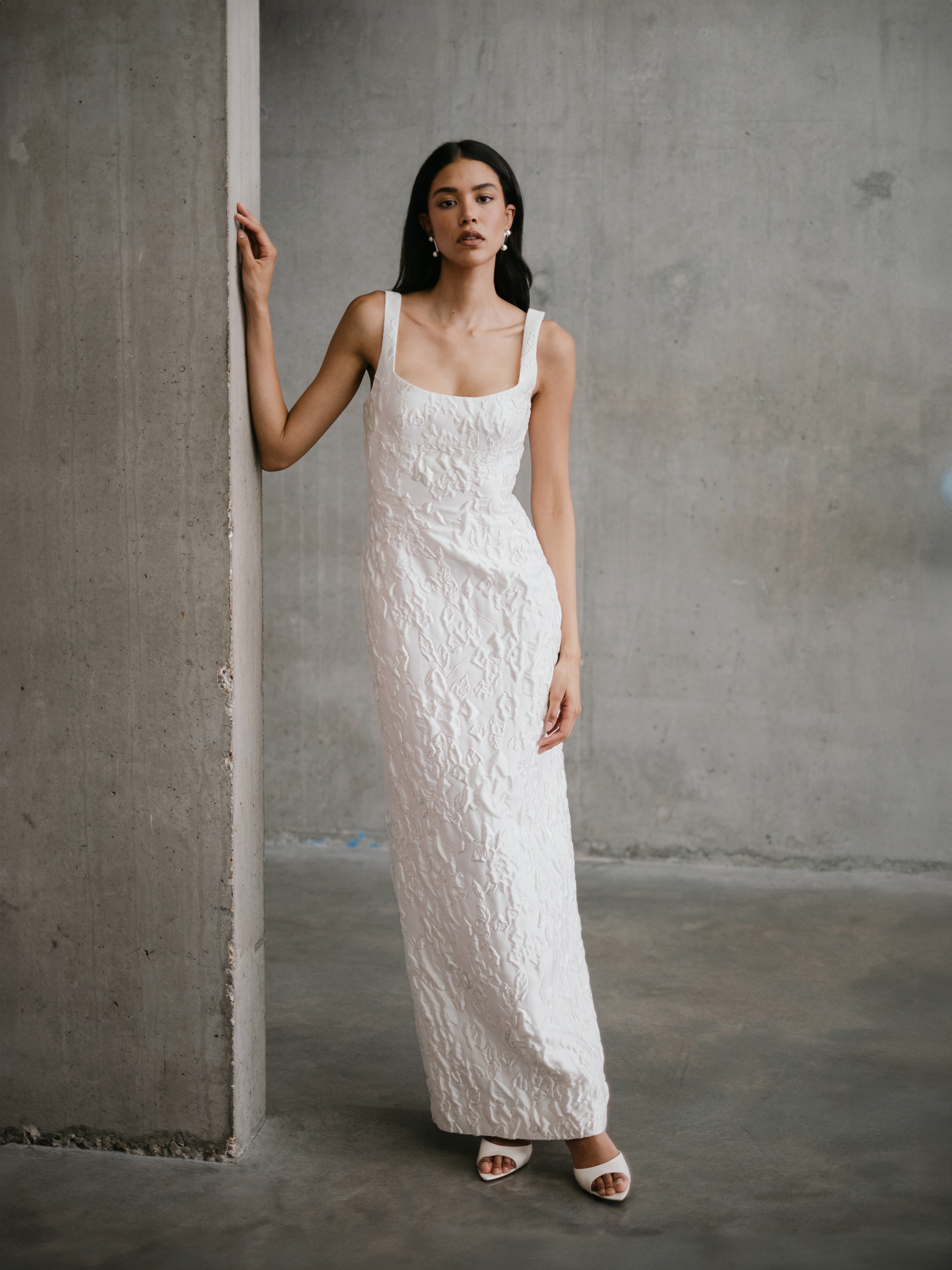 Unik eksklusiv brudekjole fra unbridled studio corsage søjleform udenslæb struktureret materiale hos Maison Lou bridal atelier i køge, sjælland, danmarks bedste brudekjolebutik.