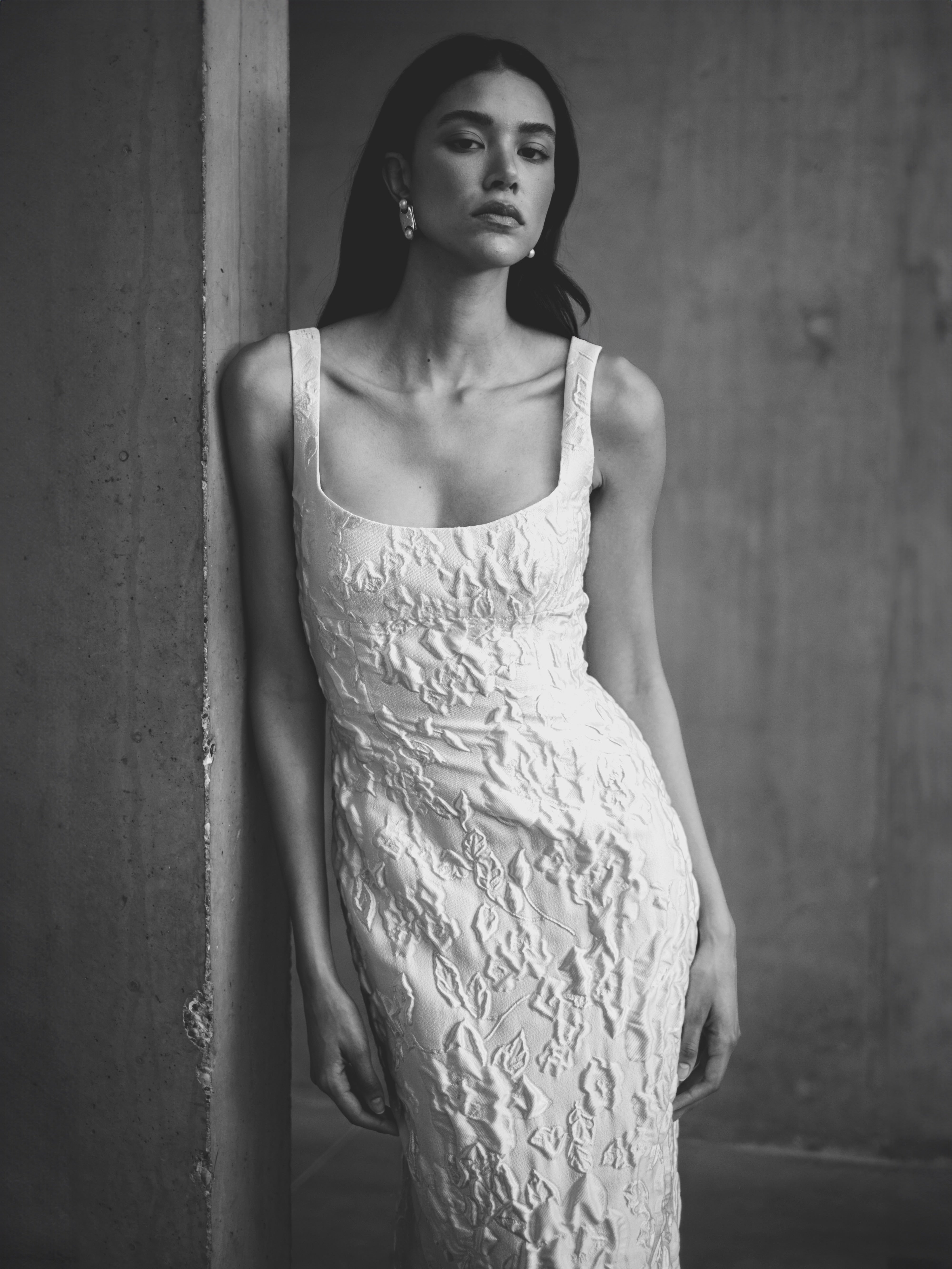 Unik eksklusiv brudekjole fra unbridled studio corsage søjleform udenslæb struktureret materiale hos Maison Lou bridal atelier i køge, sjælland, danmarks bedste brudekjolebutik.