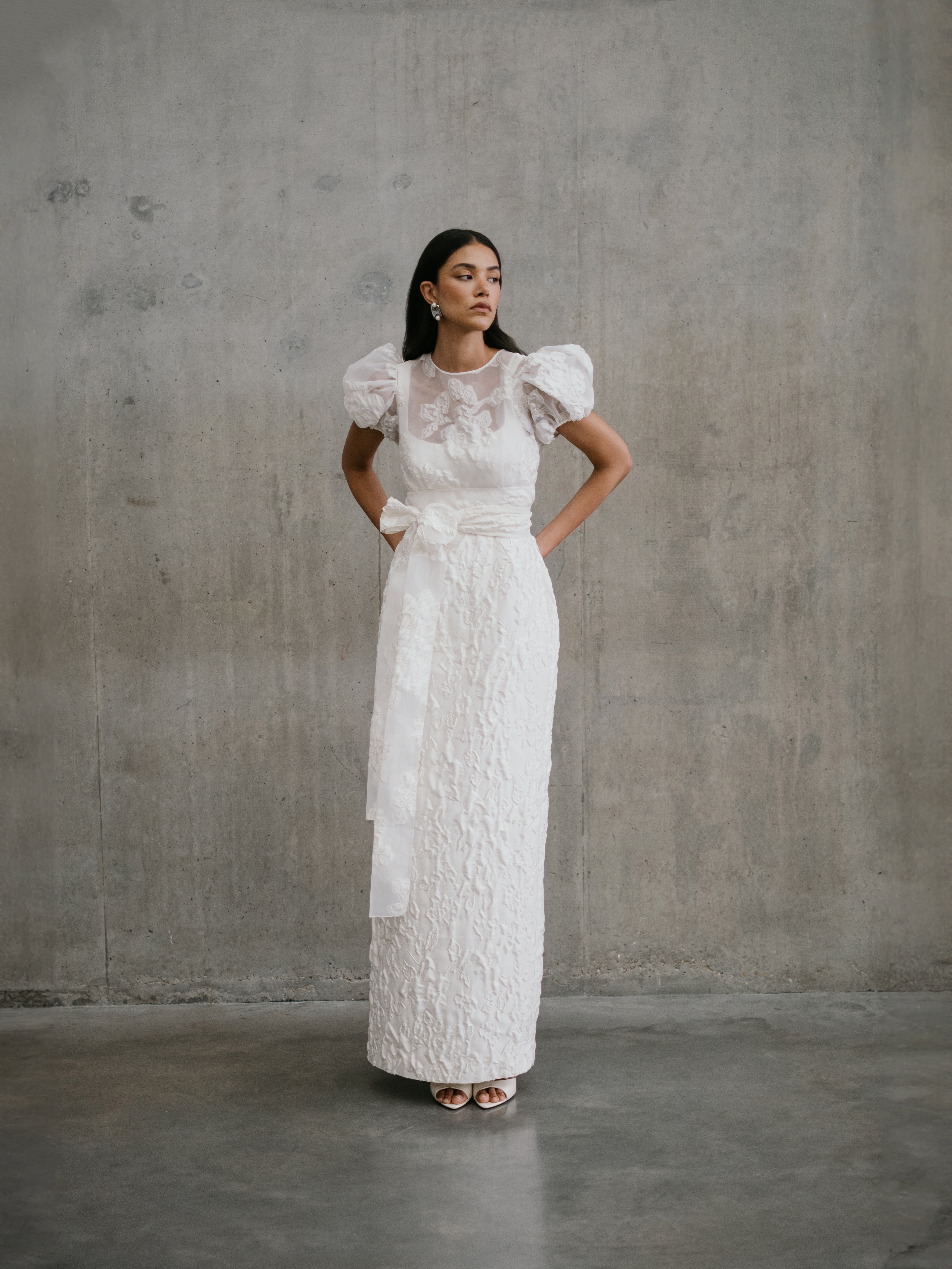 Unik eksklusiv brudekjole fra unbridled studio corsage søjleform udenslæb struktureret materiale hos Maison Lou bridal atelier i køge, sjælland, danmarks bedste brudekjolebutik.