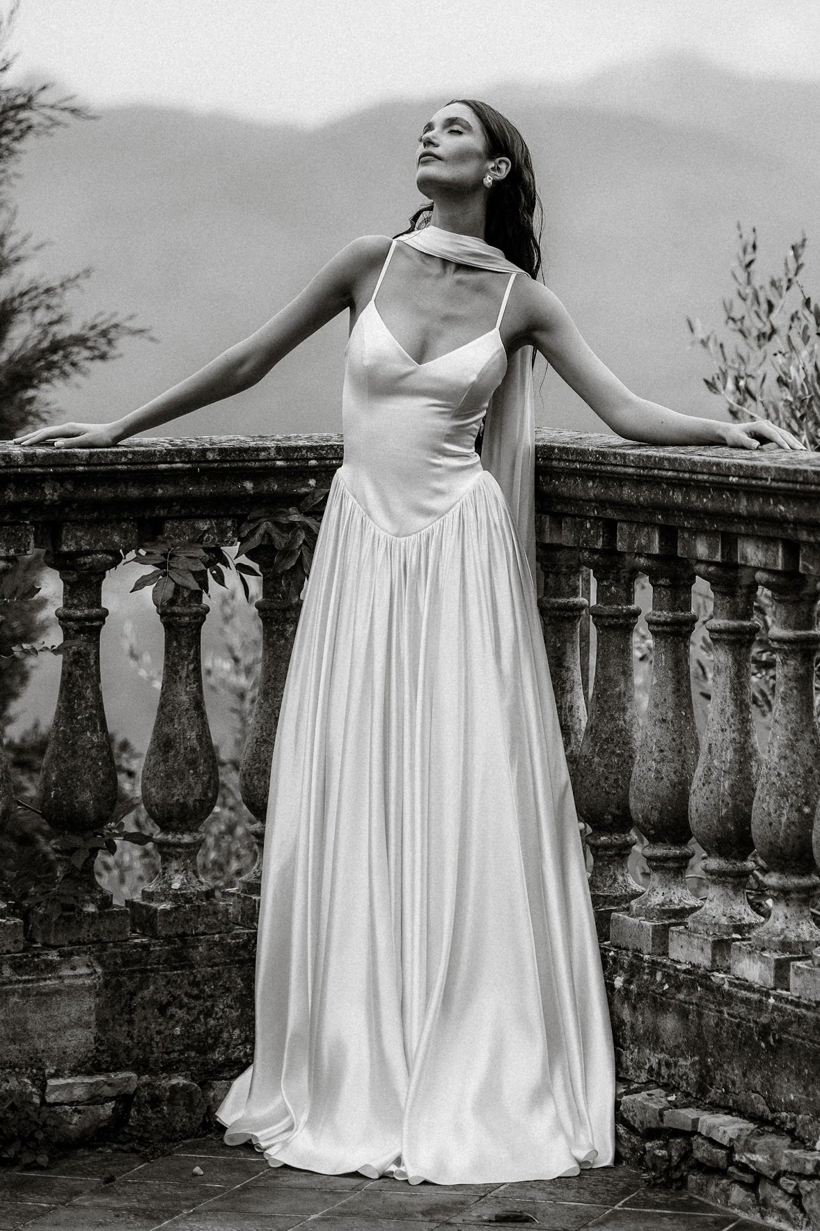 eksklusiv silkebrudekjole fra bridalstory Basque waist talje, tynde stropper eksklusiv silke hos Maison Lou bridal atelier i køge, sjælland, danmarks bedste brudekjolebutik.