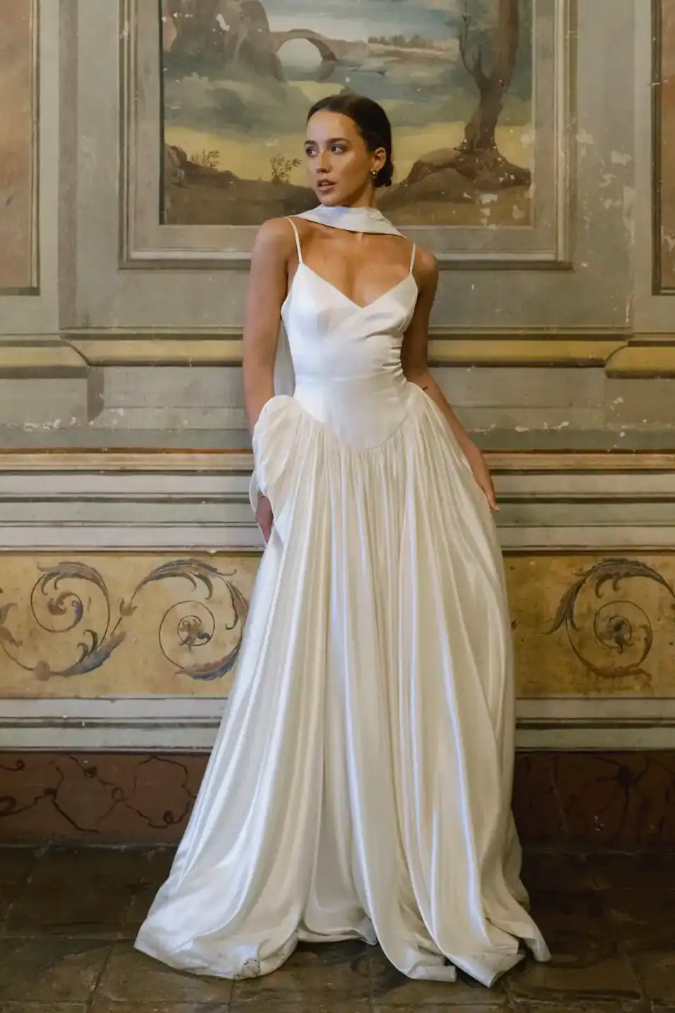 eksklusiv silkebrudekjole fra bridalstory Basque waist talje, tynde stropper eksklusiv silke hos Maison Lou bridal atelier i køge, sjælland, danmarks bedste brudekjolebutik.