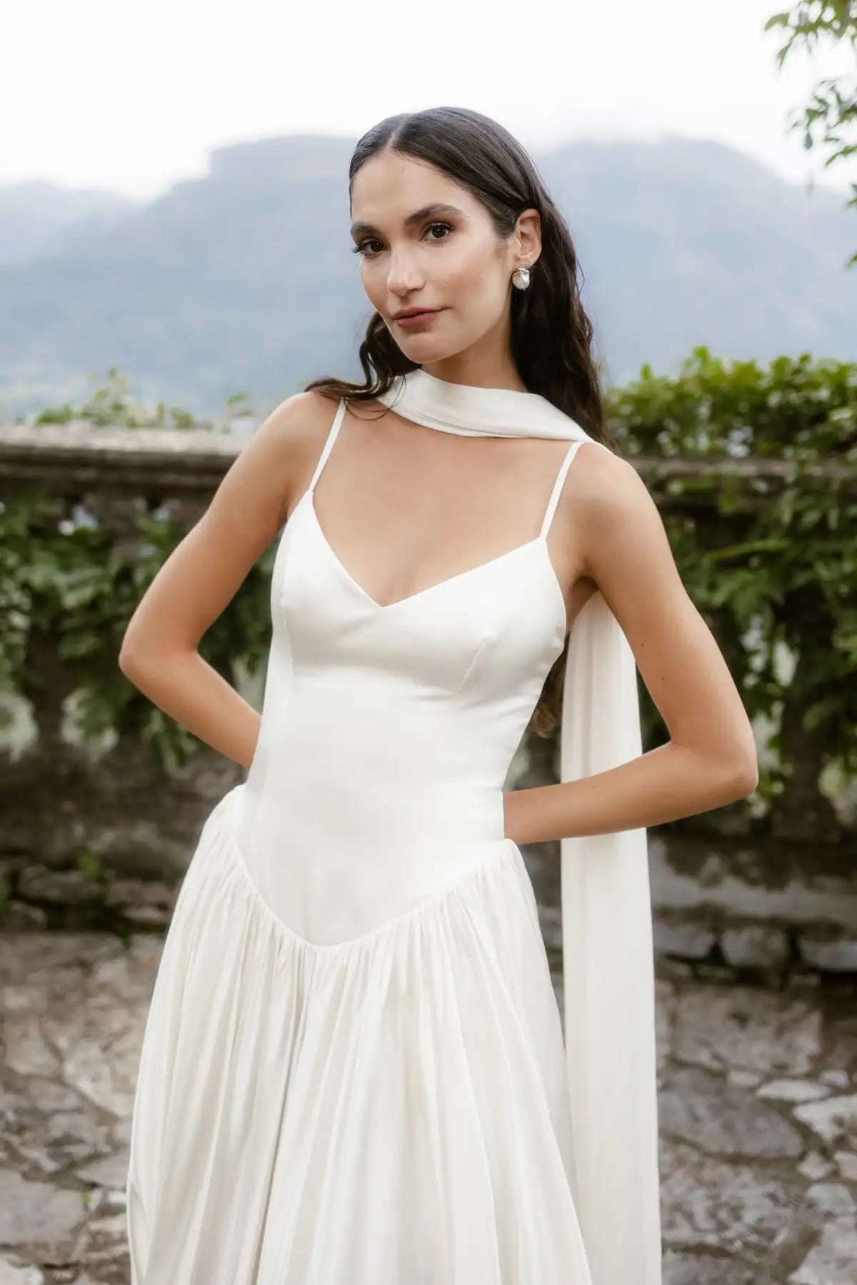 eksklusiv silkebrudekjole fra bridalstory Basque waist talje, tynde stropper eksklusiv silke hos Maison Lou bridal atelier i køge, sjælland, danmarks bedste brudekjolebutik.