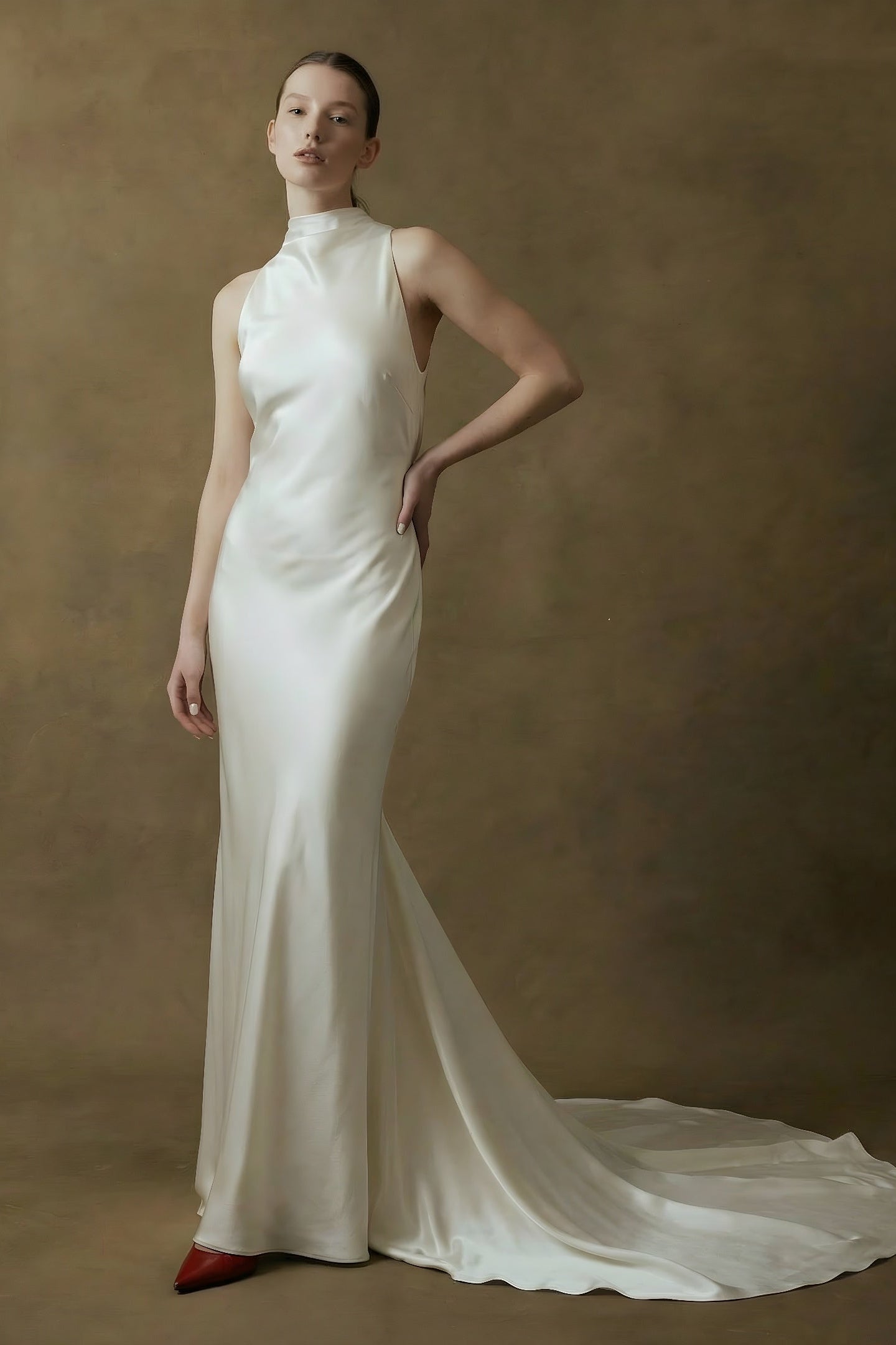 eksklusiv silkebrudekjole fra bridalstory halterneck dyb ryg fit and flare hos Maison Lou bridal atelier i køge, sjælland, danmarks bedste brudekjolebutik.