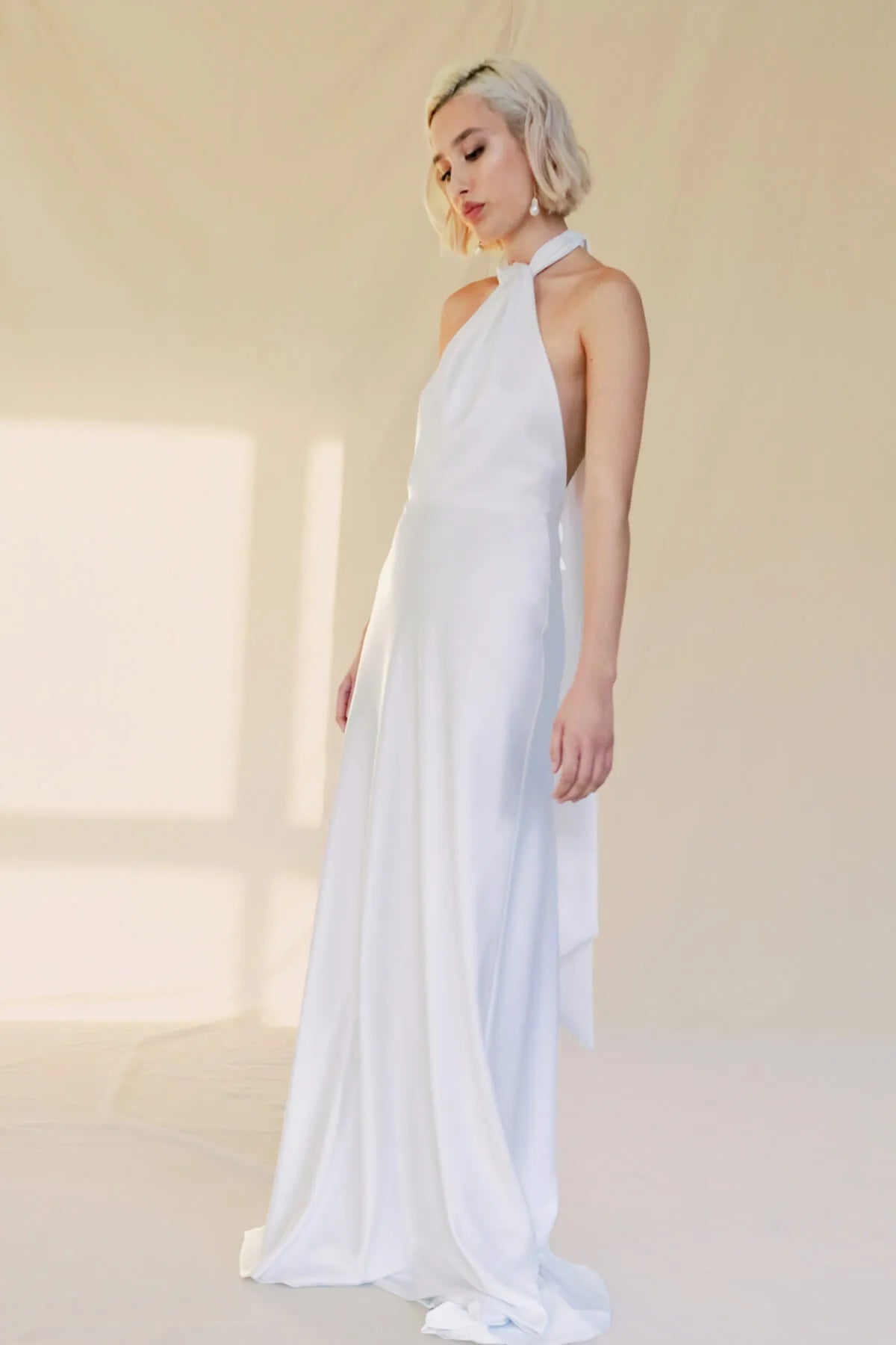 eksklusiv silkebrudekjole fra bridalstory halterneck dyb ryg fit and flare hos Maison Lou bridal atelier i køge, sjælland, danmarks bedste brudekjolebutik. 