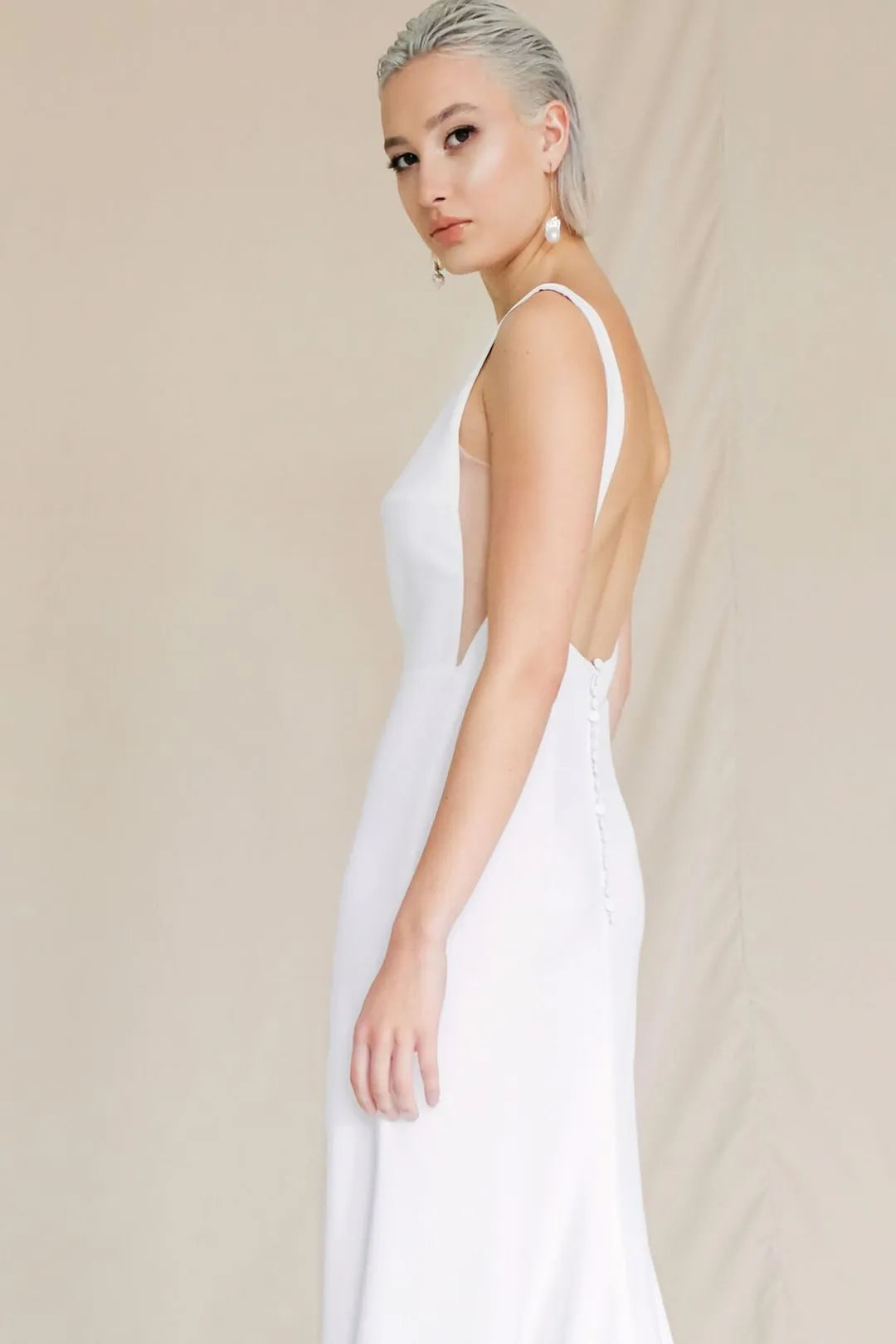 eksklusiv silkebrudekjole fra bridalstory bådudskæring fit and flare hos Maison Lou bridal atelier i køge, sjælland, danmarks bedste brudekjolebutik. 