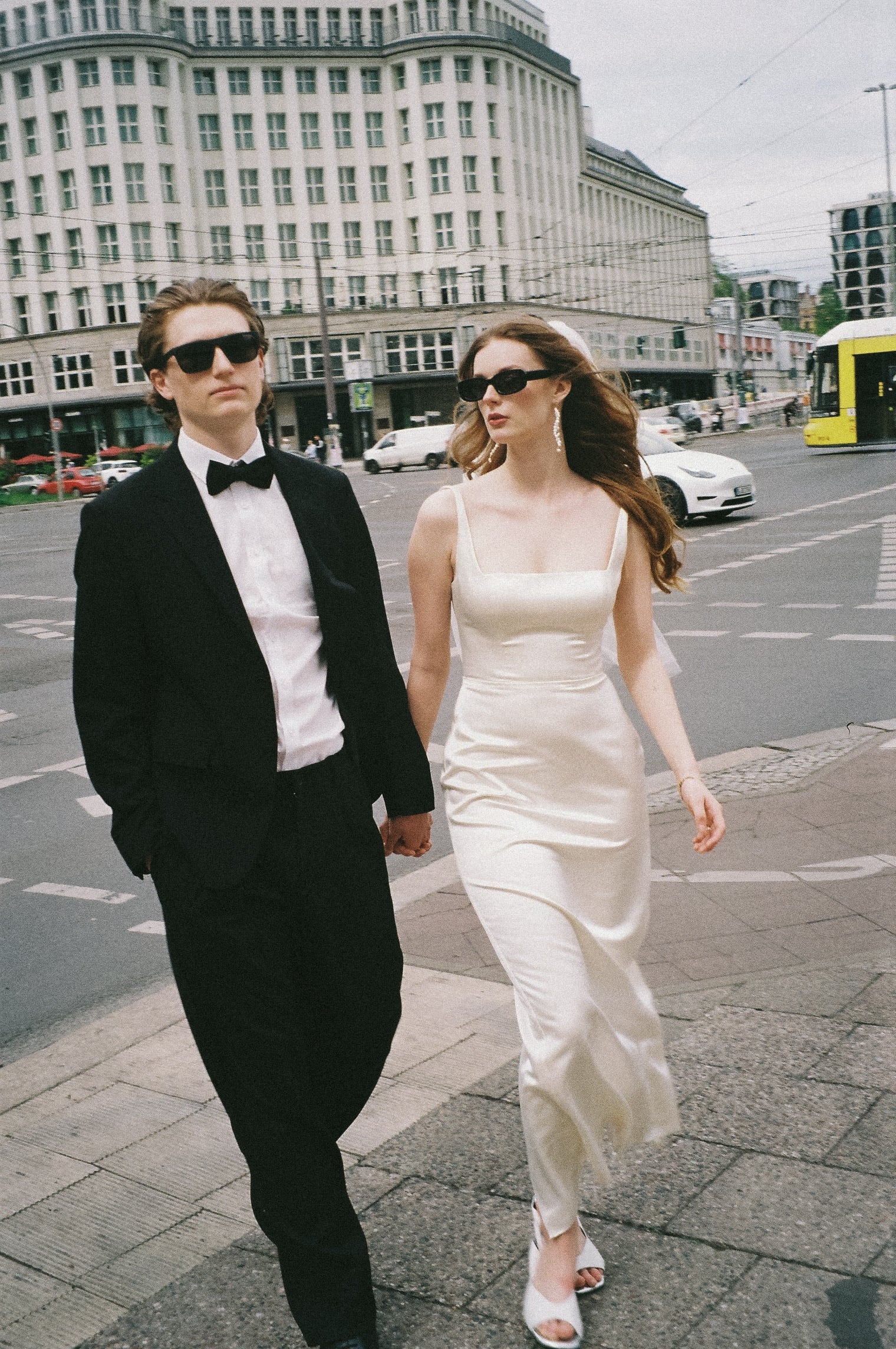 Eksklusiv silkebrudekjole fra bridalstory uden slæb slids bagpå elegant og enkel tætsiddende hos Maison Lou bridal atelier køge, sjælland, danmarks bedste brudekjolebutik. 
