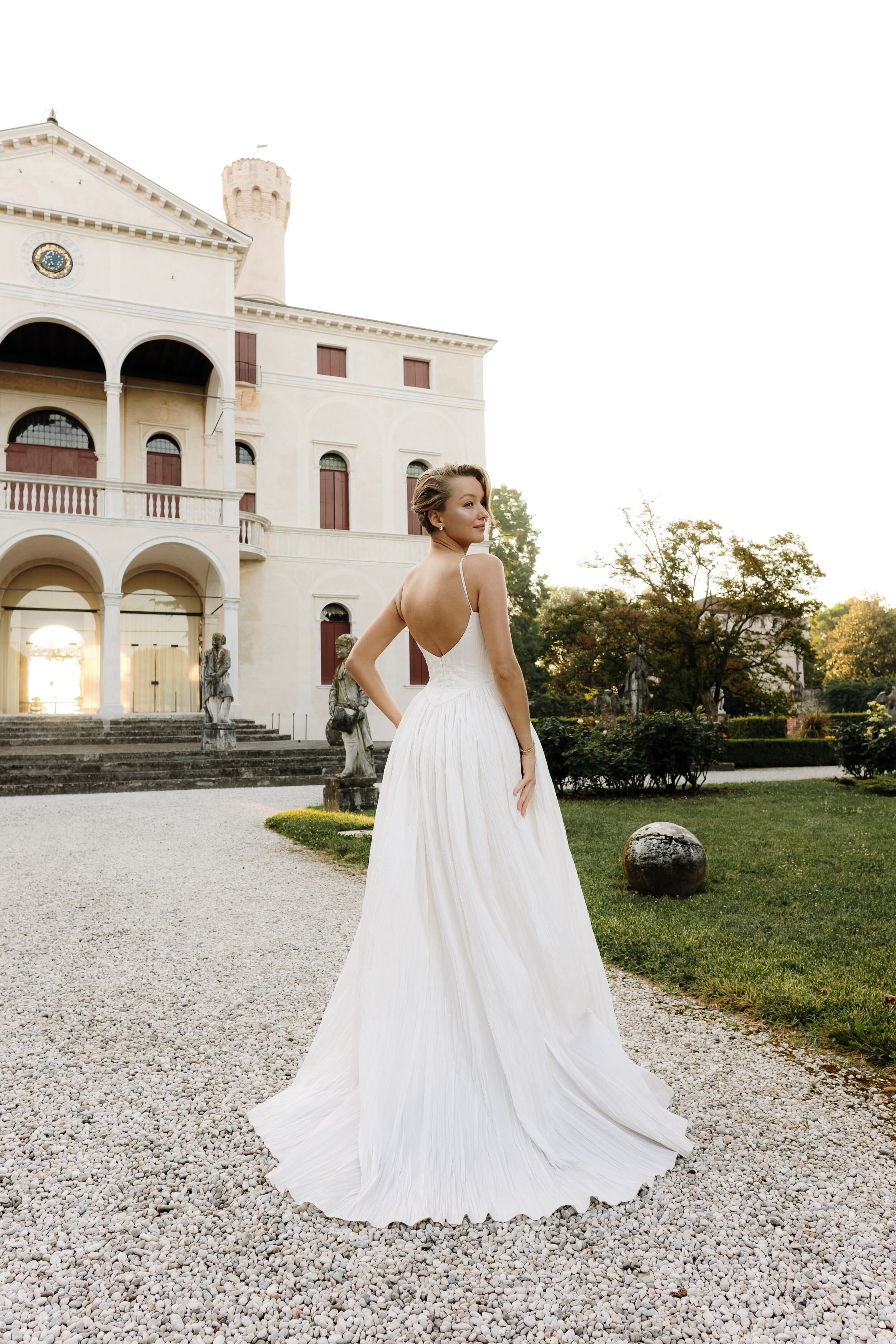 Rhea fra Aesling a-line brudekjole med dyb basque waist dyb ryg og tynde stropper hos Maison Lou bridal atelier I køge, sjælland. 