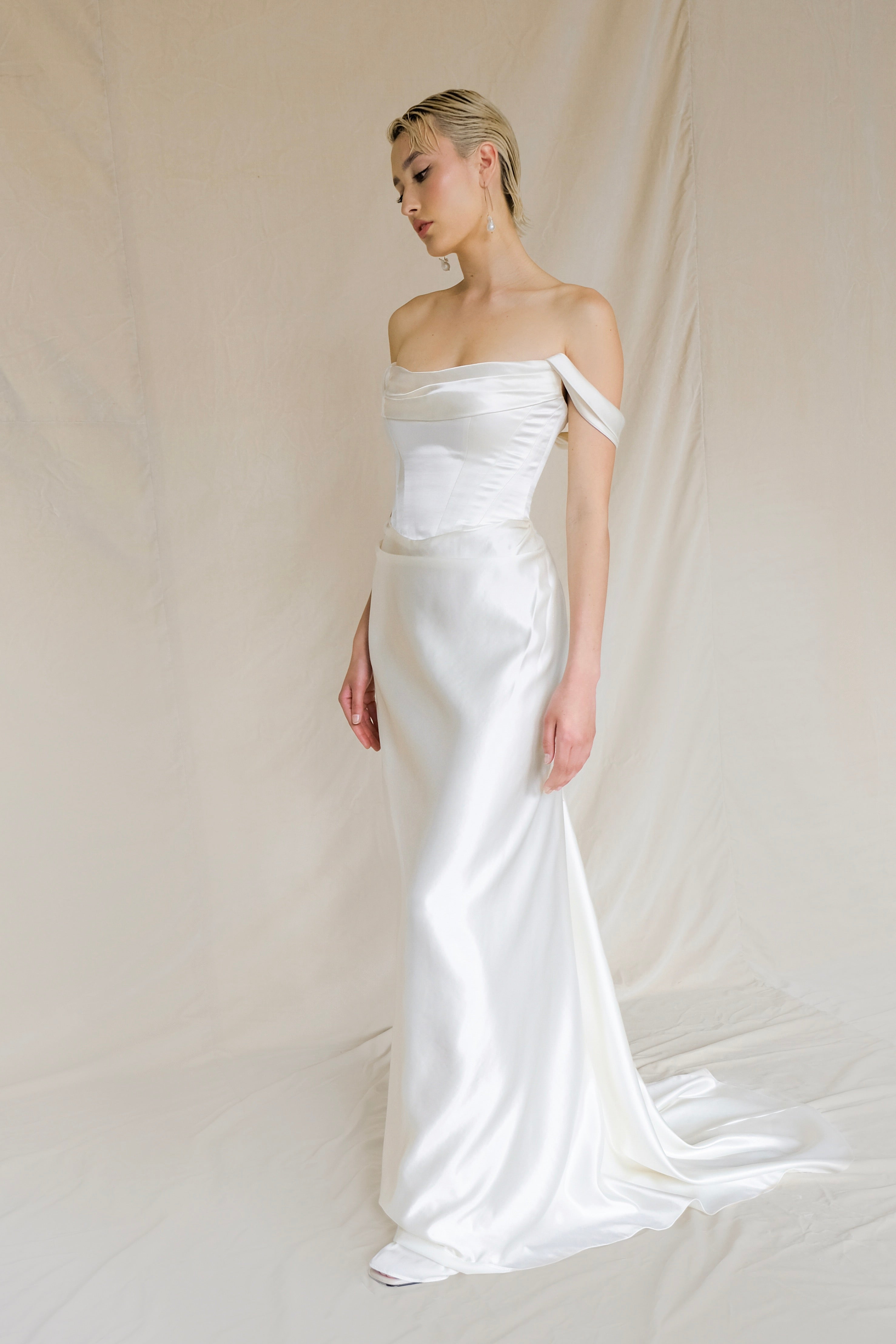 eksklusiv silkebrudekjole fra bridalstory corsage offshoulder ærmer draperinger fit and flare a-line skørt hos Maison Lou bridal atelier I køge, sjælland, danmarks bedste brudekjolebutik. 