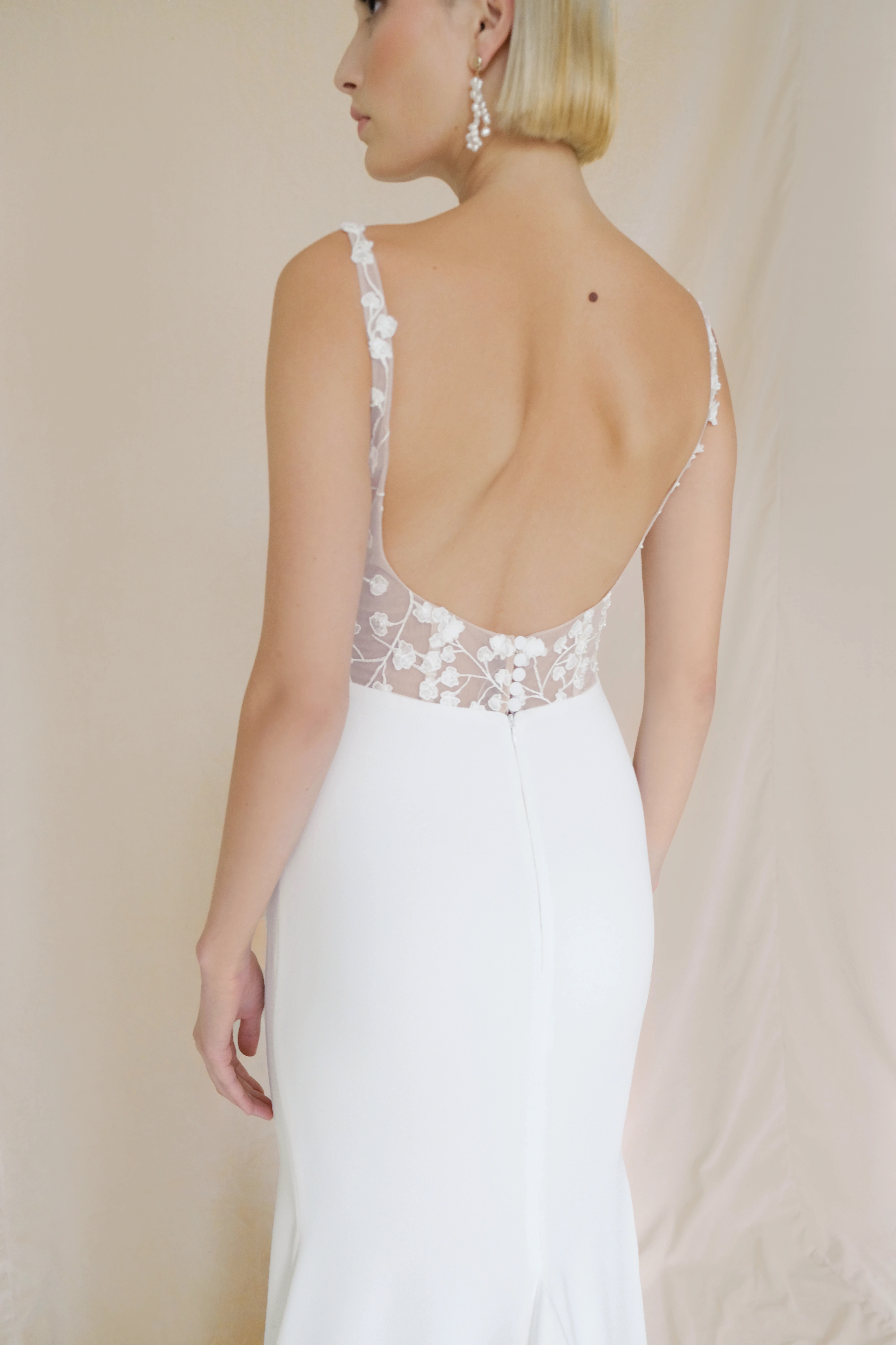 eksklusiv silkebrudekjole med blondedetaljer, tætsiddende, havfruesnit, mermaid med blonde I slæbet, hos Maison Lou bridal atelier i Køge, sjælland, danmarks bedste brudekjolebutik. 