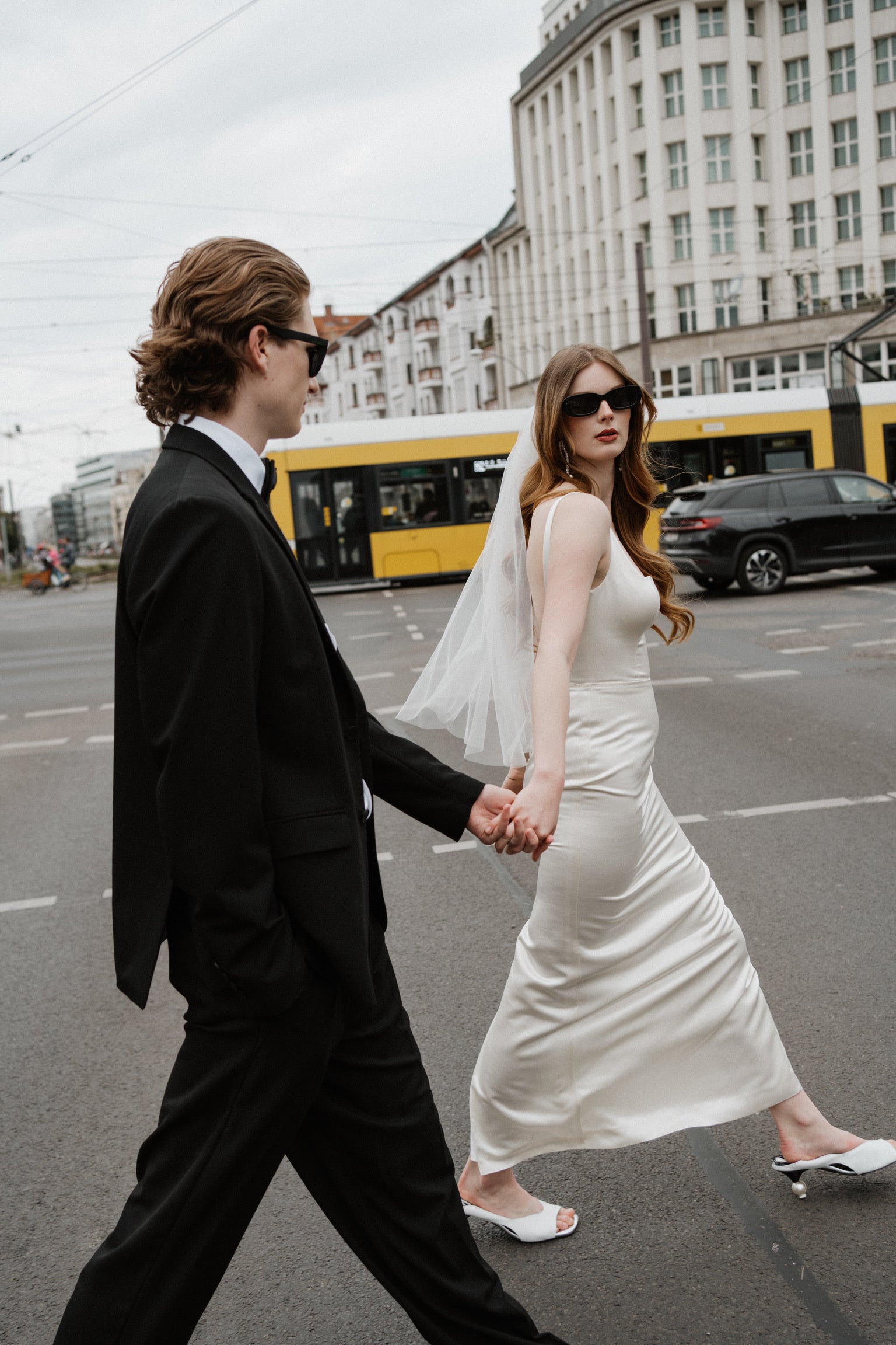 Eksklusiv silkebrudekjole fra bridalstory uden slæb slids bagpå elegant og enkel tætsiddende hos Maison Lou bridal atelier køge, sjælland, danmarks bedste brudekjolebutik. 