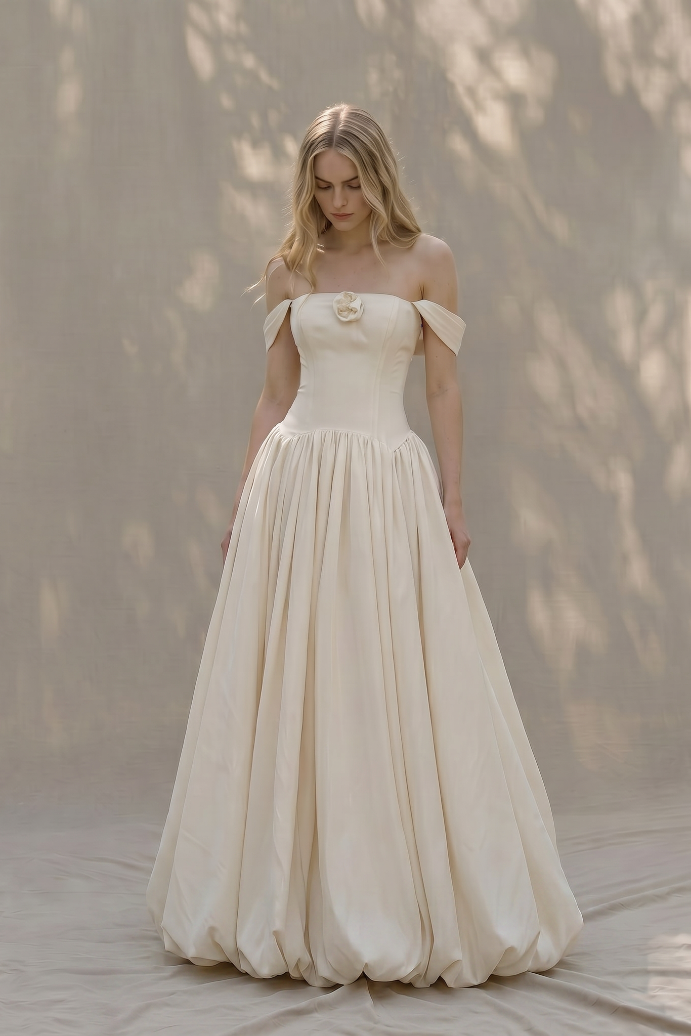 Silkebrudekjole ballgown I silke med fyldigt skøre unik udskæring i taljen med 2 Basque, ballonskørt og offshoulder ærmer fra bridalstory  hos Maison Lou bridal atelier i Køge, sjælland danmarks bedste brudekjolebutik