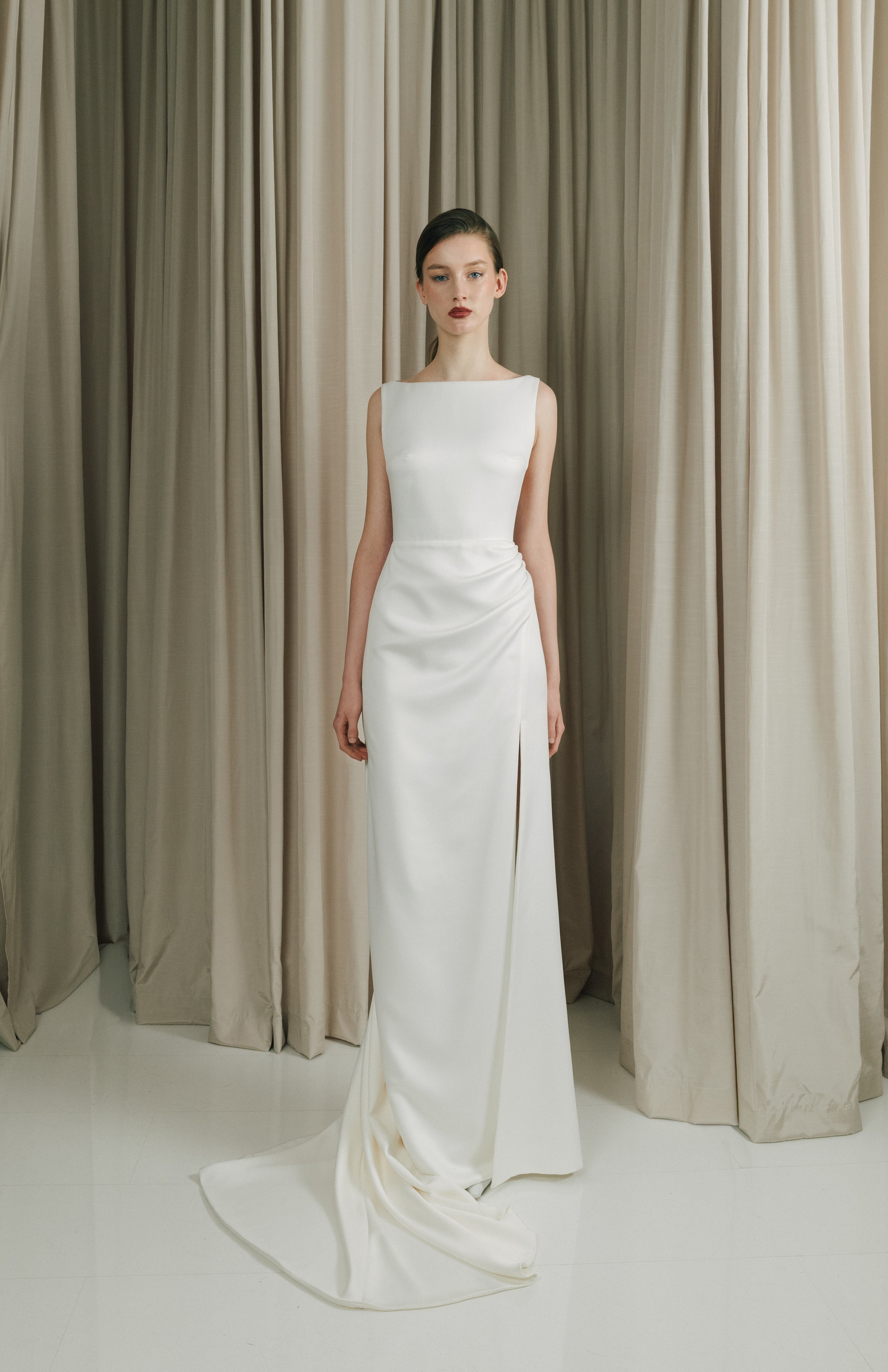 silkebrudekjole fra bridalstory bådudskæring draperinger slids hos Maison Lou bridal atelier i køge, sjælland, danmarks bedste brudekjolebutik. 
