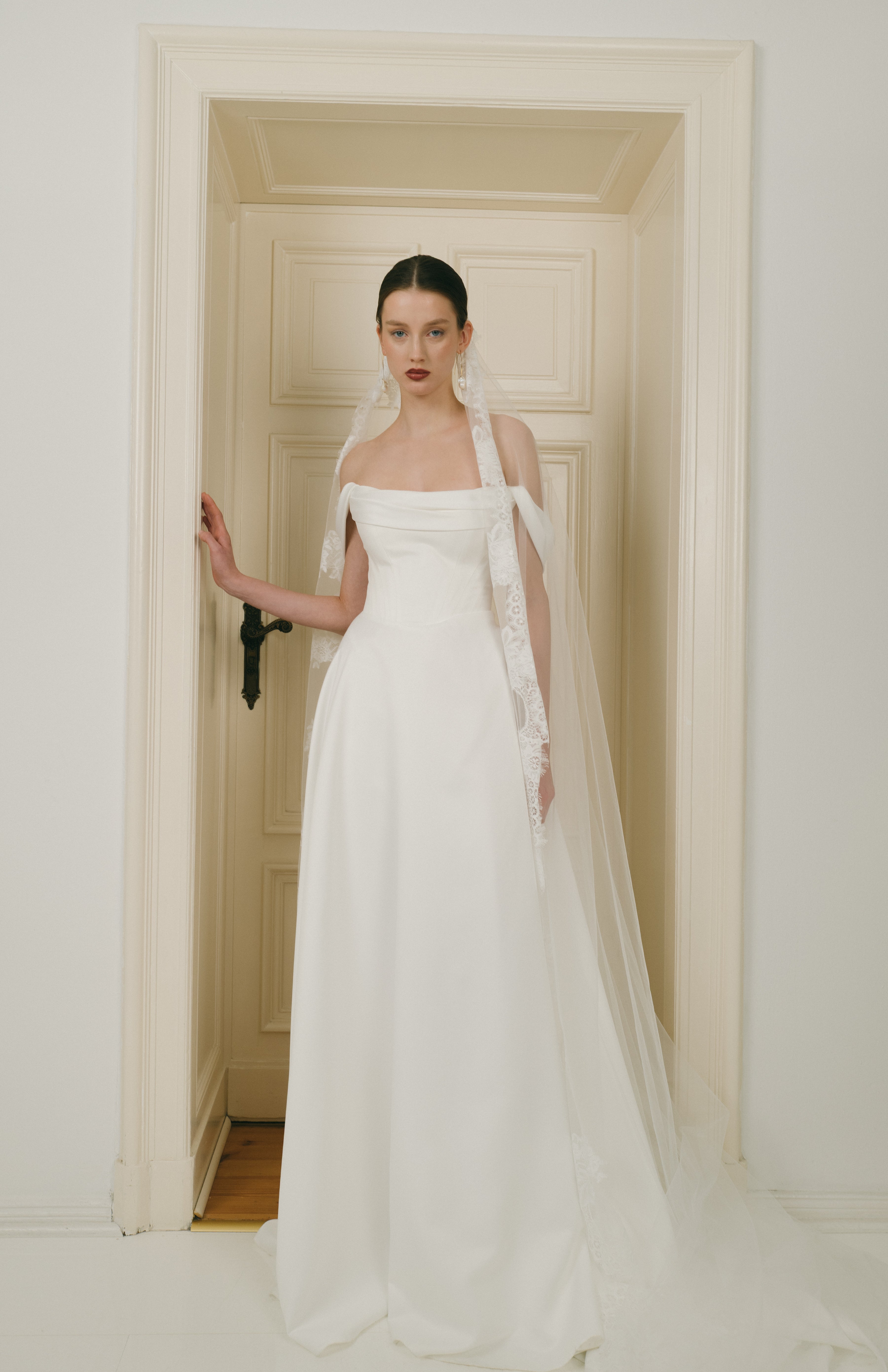 Eksklusiv silkebrudekjole fra bridalstory corsage a-line skørt  Basque waist talje hos Maison Lou bridal atelier i køge, sjælland, danmarks bedste brudekjoleforretning.