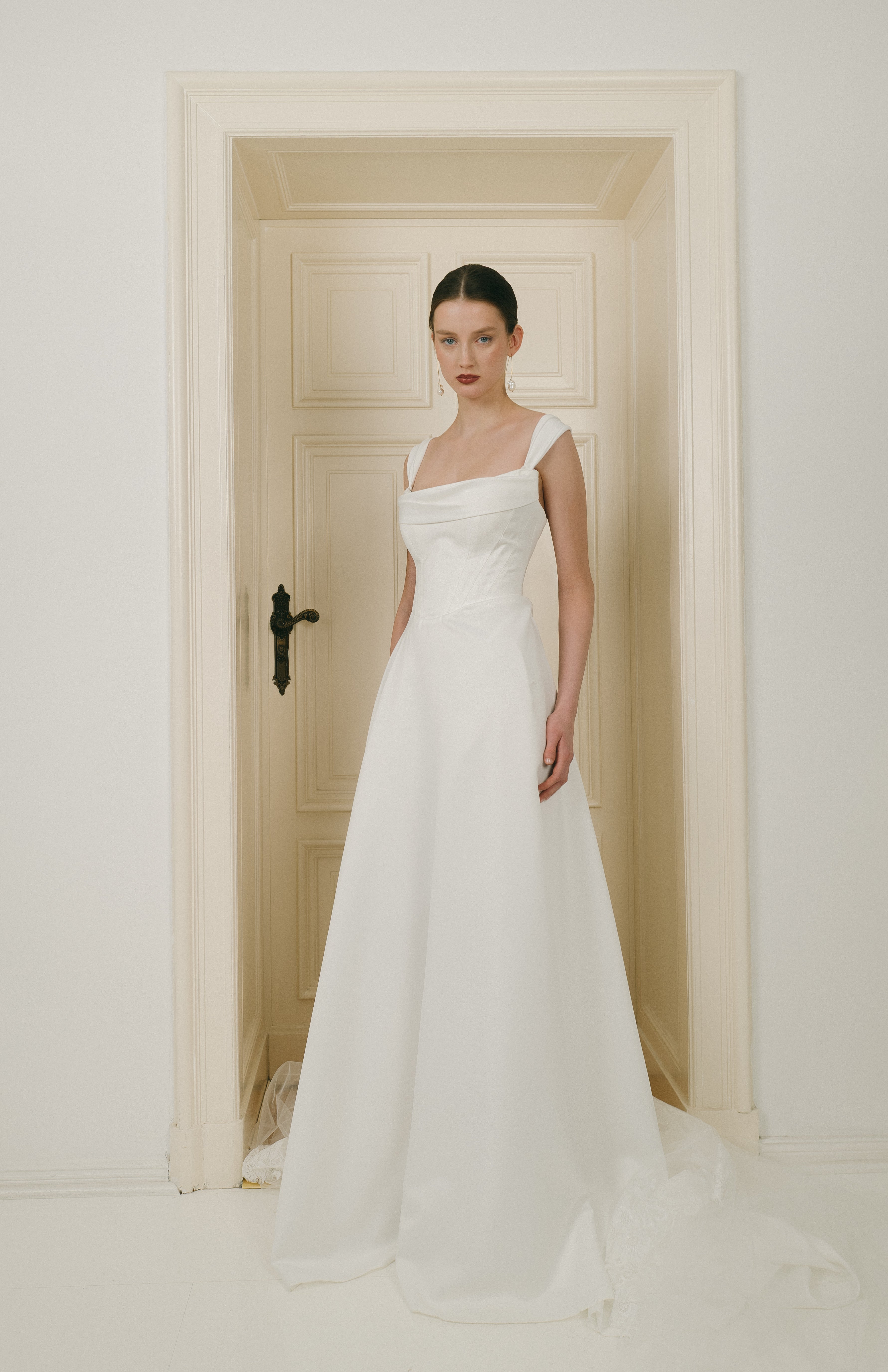 Eksklusiv silkebrudekjole fra bridalstory corsage a-line skørt  Basque waist talje hos Maison Lou bridal atelier i køge, sjælland, danmarks bedste brudekjoleforretning.