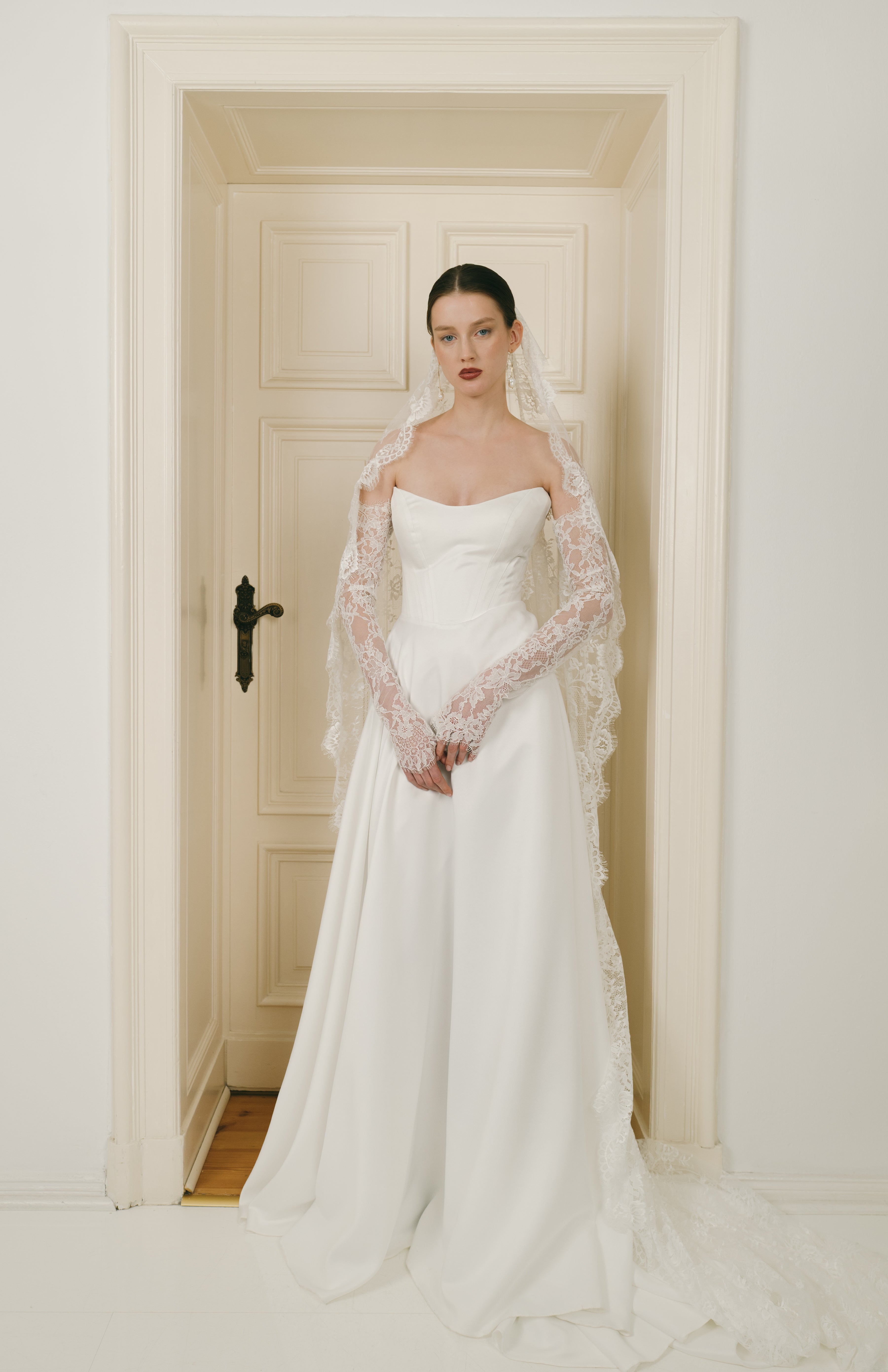 Eksklusiv silkebrudekjole fra bridalstory corsage a-line skørt  Basque waist talje hos Maison Lou bridal atelier i køge, sjælland, danmarks bedste brudekjoleforretning. 