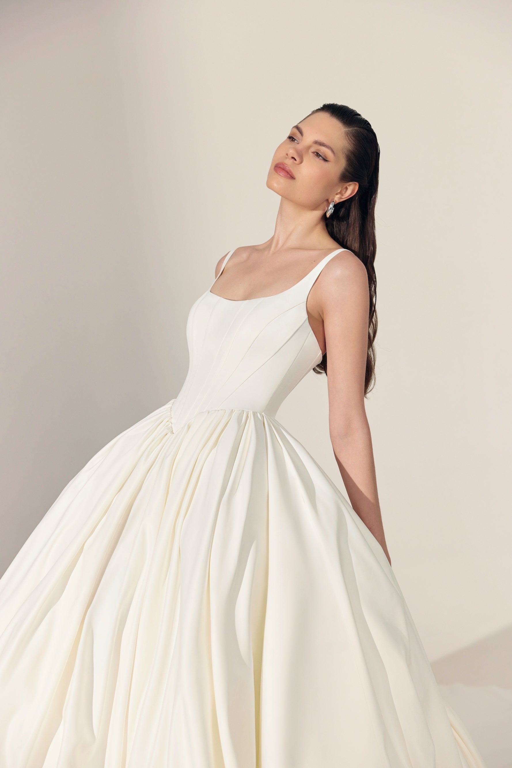 Ballgown brudekjole med basquewaist talje god corsage i satin hos Maison Lou bridal atelier i Køge, sjælland danmarks bedste brudekjolebutik