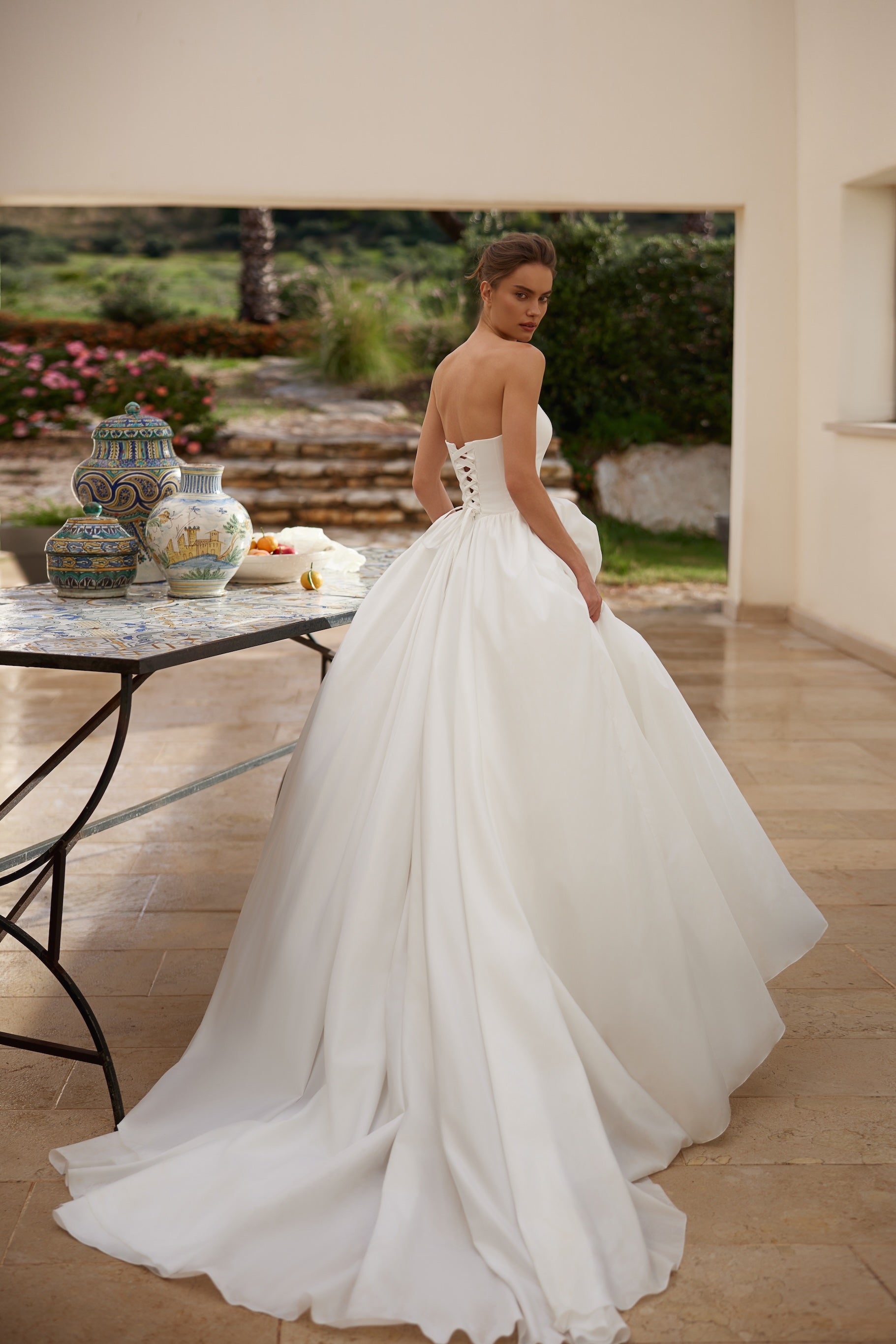 ballgown stor brudekjole med fyldigt skørt og Basque talje hos Maison Lou bridal atelier i Køge, sjælland, danmarks bedste brudekjolebutik. 