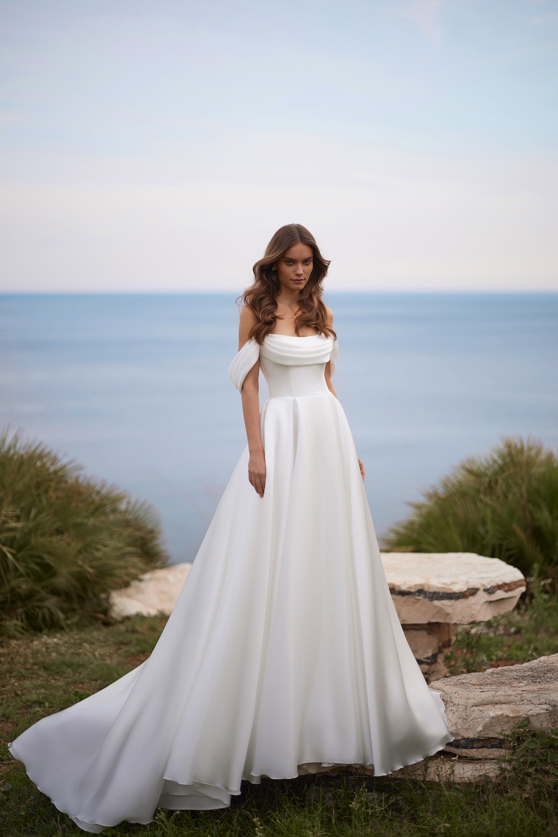 Eksklusiv brudekjole i organza, a-line skørt, off shoulder ærmer, draperinger, hos Maison Lou bridal atelier I Køge, Sjælland Danmarks bedste brudebutik. 