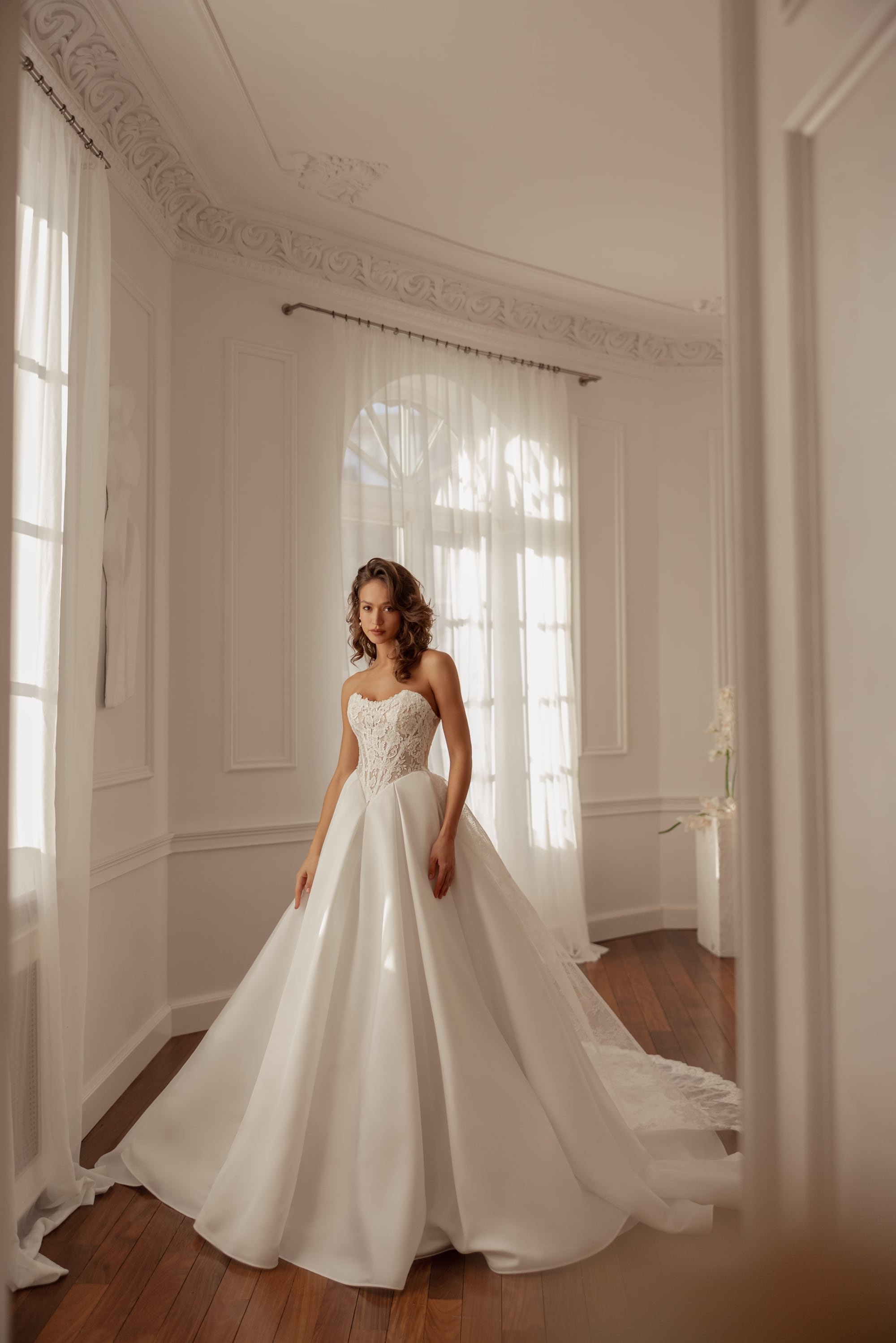 Elegant blondebrudekjole satinbrudekjole basquetalje. en unik brudekjole fra Maison Lou bridal atelier I køge, sjælland  Danmarks bedste brudebutik