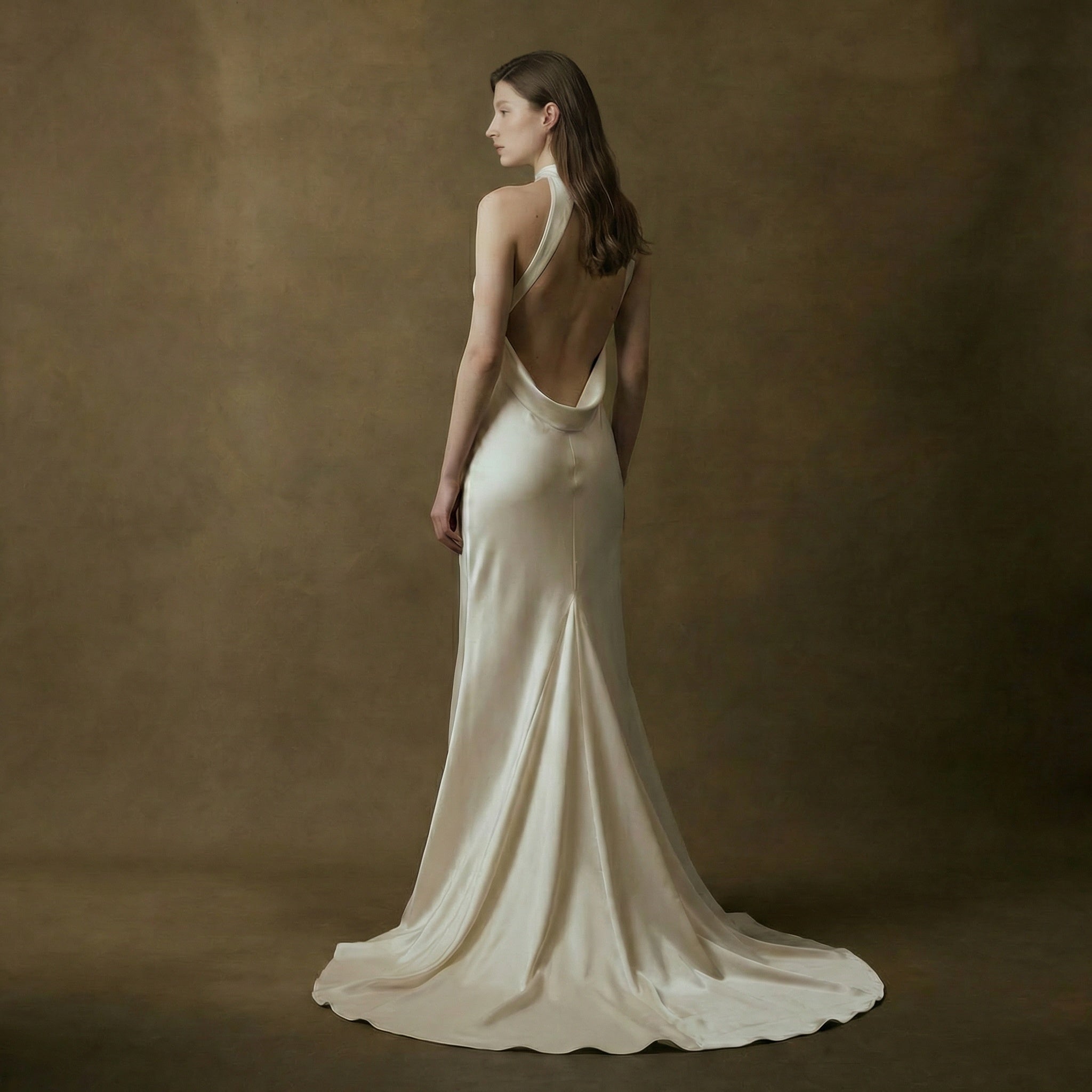 eksklusiv silkebrudekjole fra bridalstory halterneck dyb ryg fit and flare hos Maison Lou bridal atelier i køge, sjælland, danmarks bedste brudekjolebutik. 