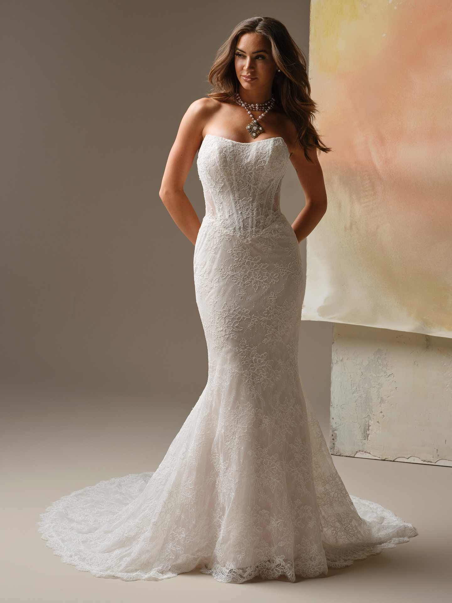 Blondebrudekjole chantilly corsage Basque waist talje havfrue mermaid stropløs dyb ryg hos Maison Lou bridal atelier I køge sjælland danmarks bedste brudejolebutik. 