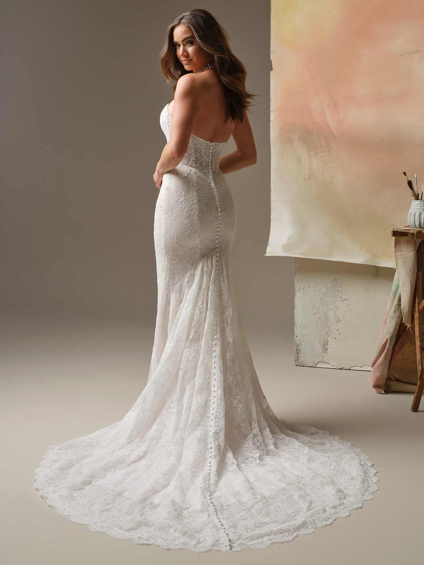 Blondebrudekjole chantilly corsage Basque waist talje havfrue mermaid stropløs dyb ryg hos Maison Lou bridal atelier I køge sjælland danmarks bedste brudejolebutik. 