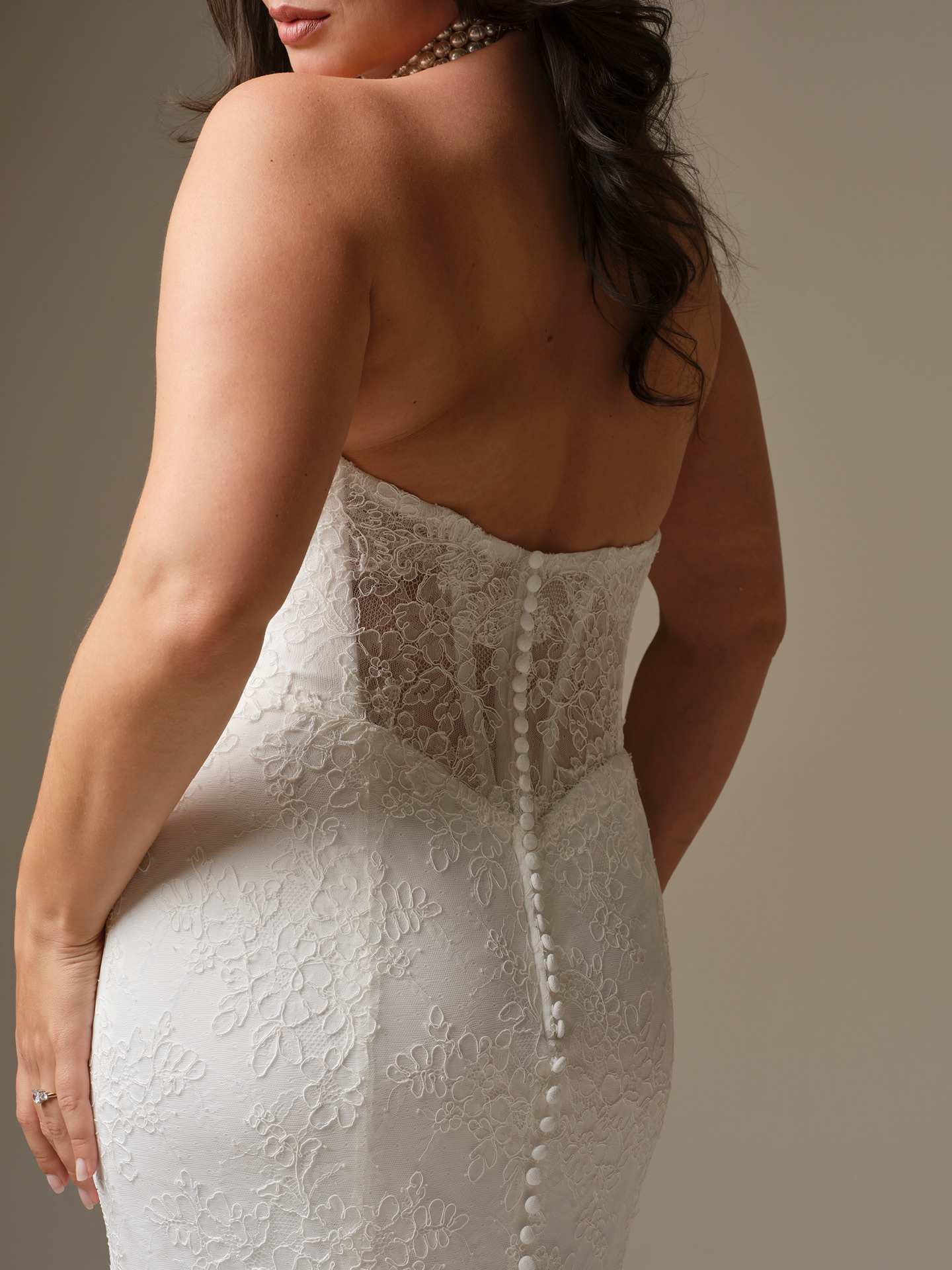 Blondebrudekjole chantilly corsage Basque waist talje havfrue mermaid stropløs dyb ryg hos Maison Lou bridal atelier I køge sjælland danmarks bedste brudejolebutik. 