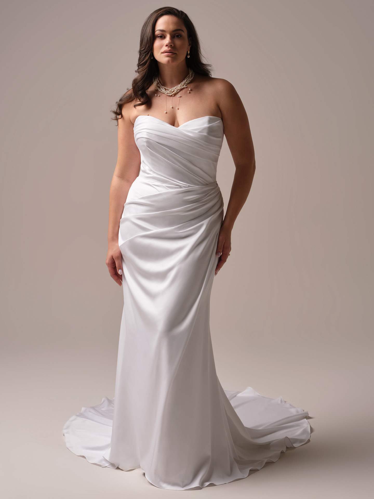 Tætsiddende satinbrudekjole maggie sottero sweetheart draperinger corsage dyb ryg fit and flare hos Maison Lou bridal atelier I køge sjælland danmarks bedste brudejkolebutik. 