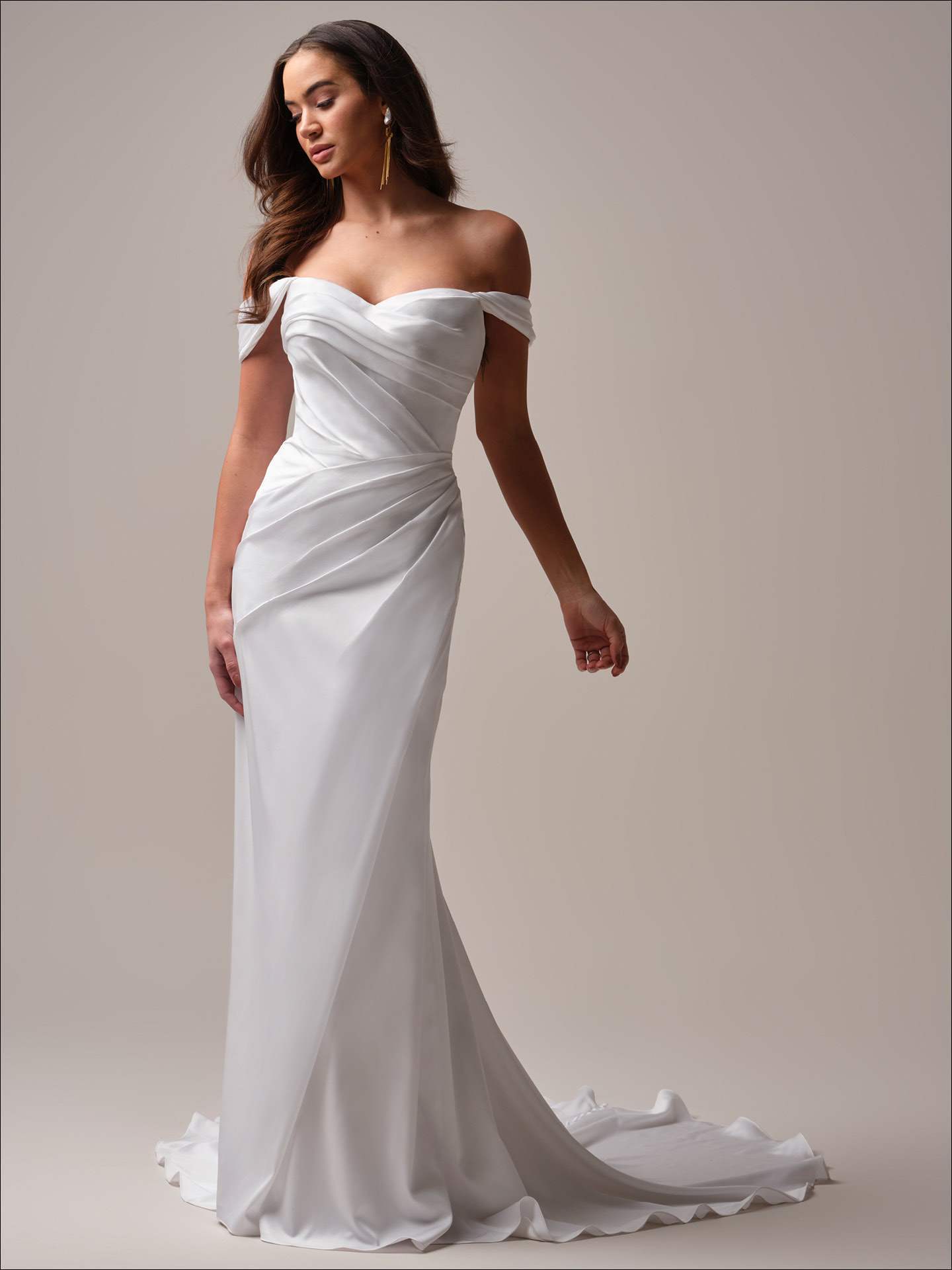 Tætsiddende satinbrudekjole maggie sottero sweetheart draperinger corsage dyb ryg fit and flare hos Maison Lou bridal atelier I køge sjælland danmarks bedste brudejkolebutik. 