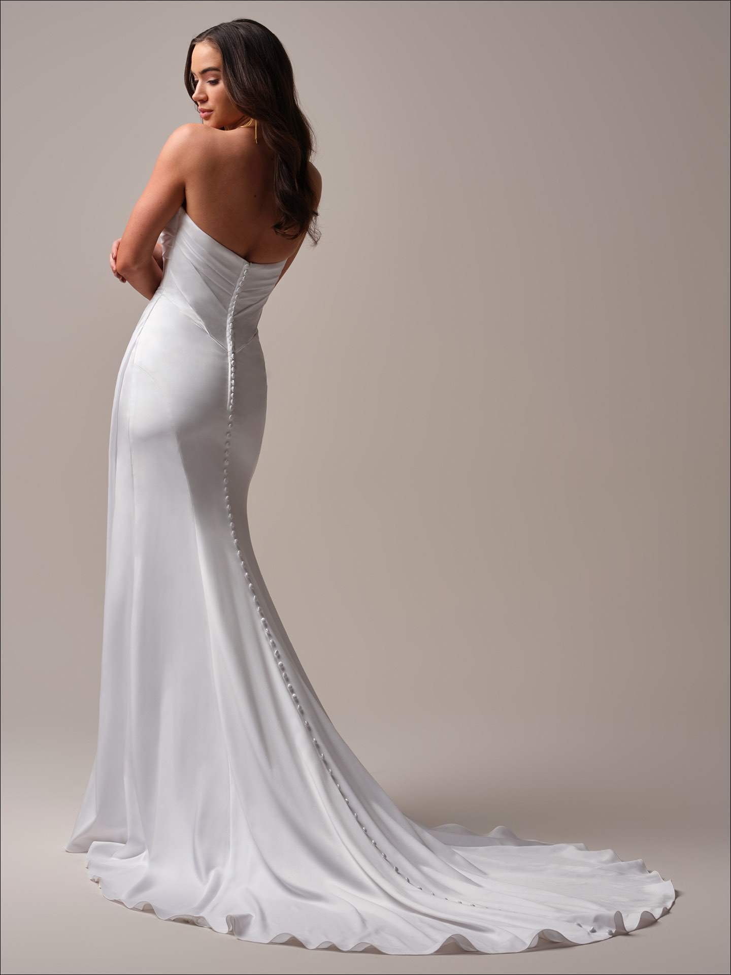 Tætsiddende satinbrudekjole maggie sottero sweetheart draperinger corsage dyb ryg fit and flare hos Maison Lou bridal atelier I køge sjælland danmarks bedste brudejkolebutik. 
