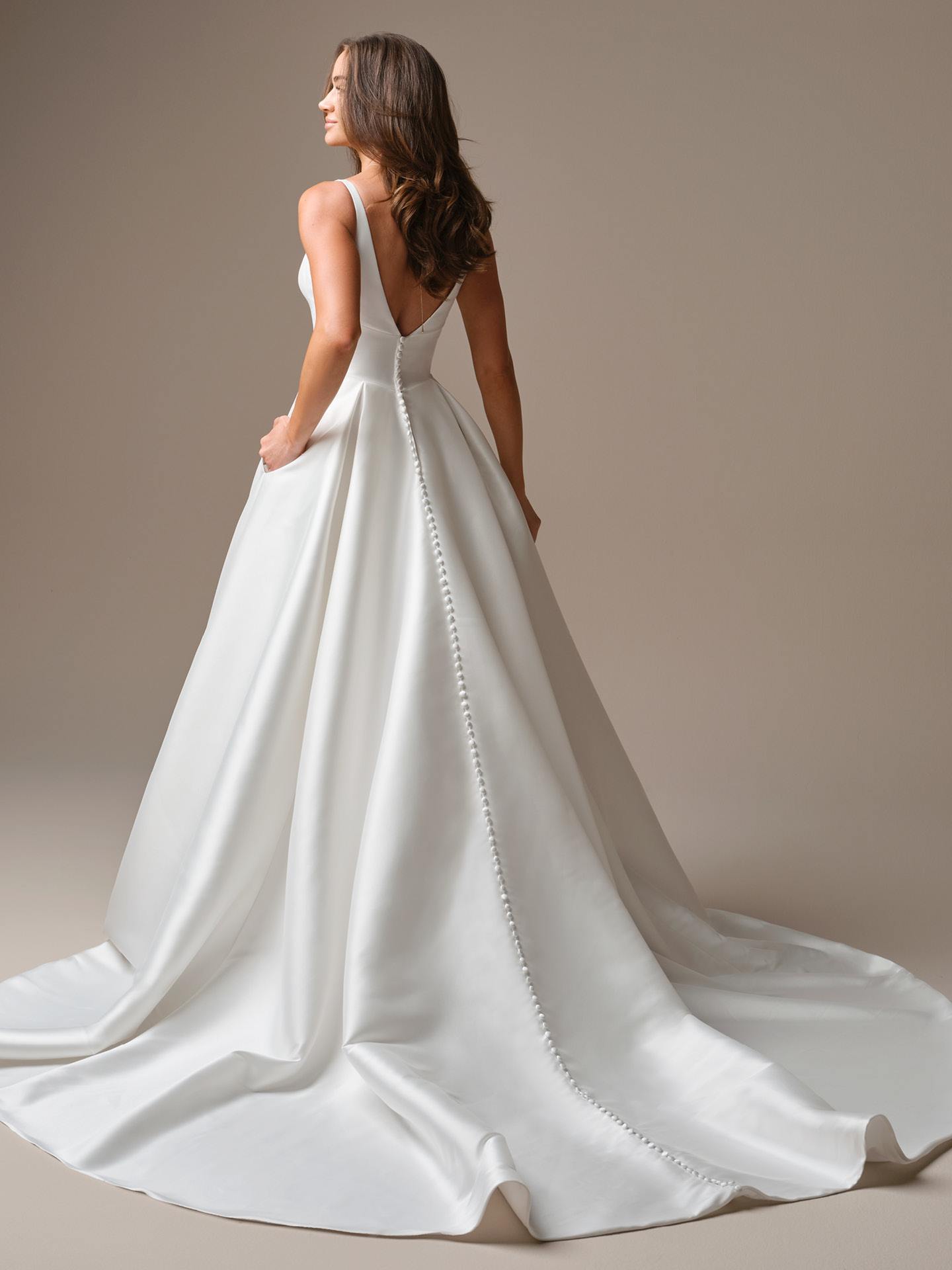 eksklusiv Satinbrudekjole firkantet udskæring a-line skørt dyb ryg hos Maison Lou bridal atelier i køge sjælland danmarks bedste brudekjolebutik.