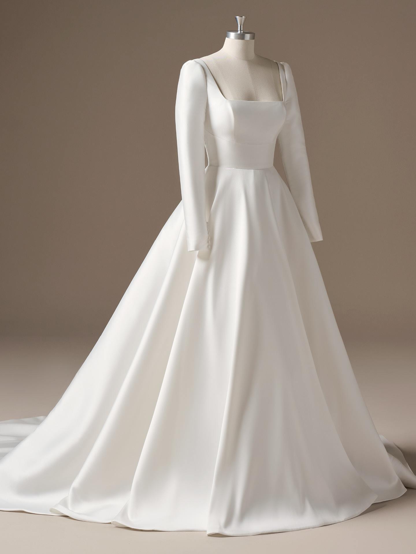 eksklusiv Satinbrudekjole firkantet udskæring a-line skørt dyb ryg lange ærmer hos Maison Lou bridal atelier i køge sjælland danmarks bedste brudekjolebutik.