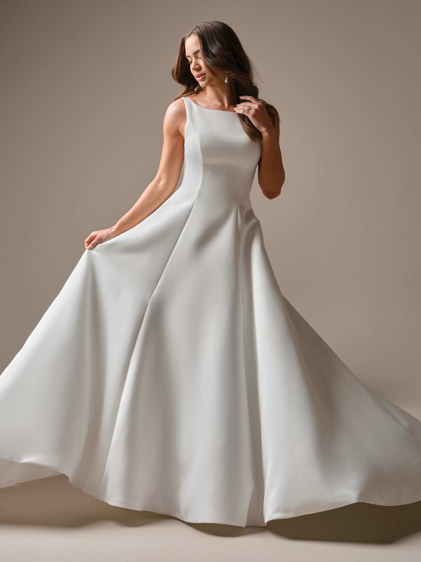 Bådudskæring lange ærmer brudekjole elegant a-line skørt hos Maison Lou bridal atelier i køge sjælland danmarks bedste brudekjolebutik. 