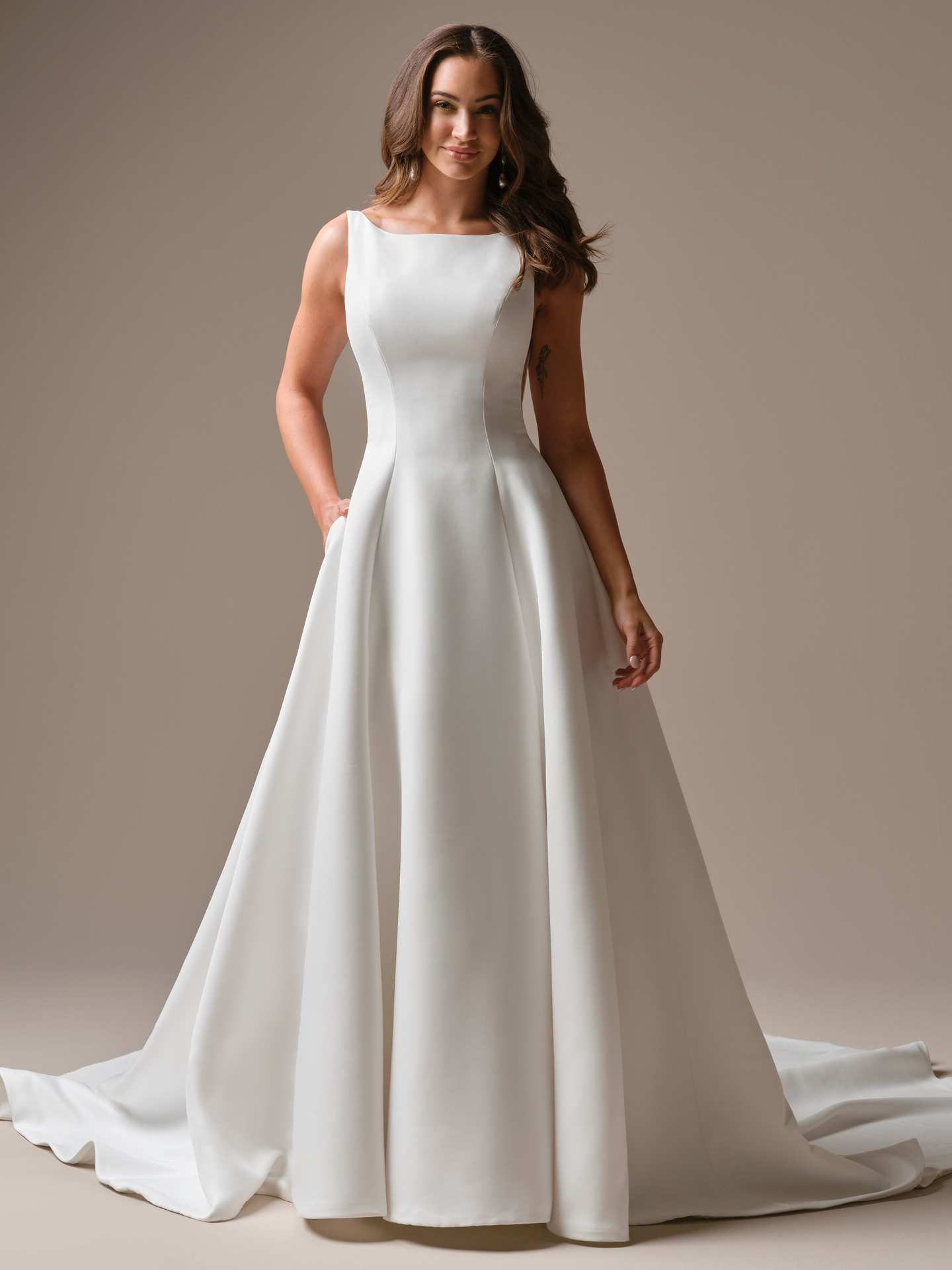 Bådudskæring lange ærmer brudekjole elegant a-line skørt hos Maison Lou bridal atelier i køge sjælland danmarks bedste brudekjolebutik. 