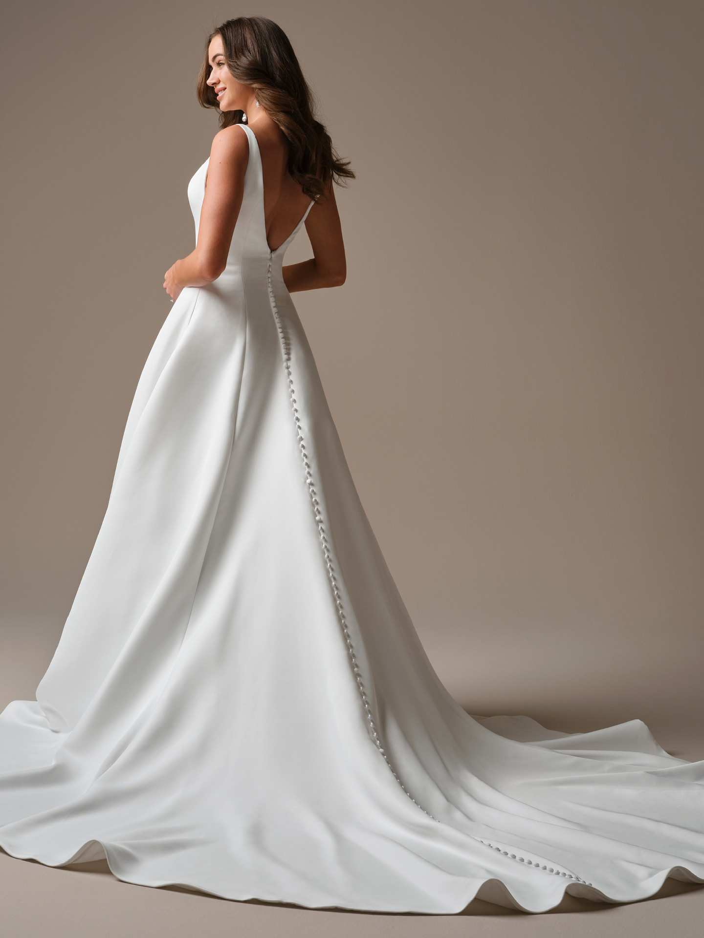 Bådudskæring lange ærmer brudekjole elegant a-line skørt hos Maison Lou bridal atelier i køge sjælland danmarks bedste brudekjolebutik. 