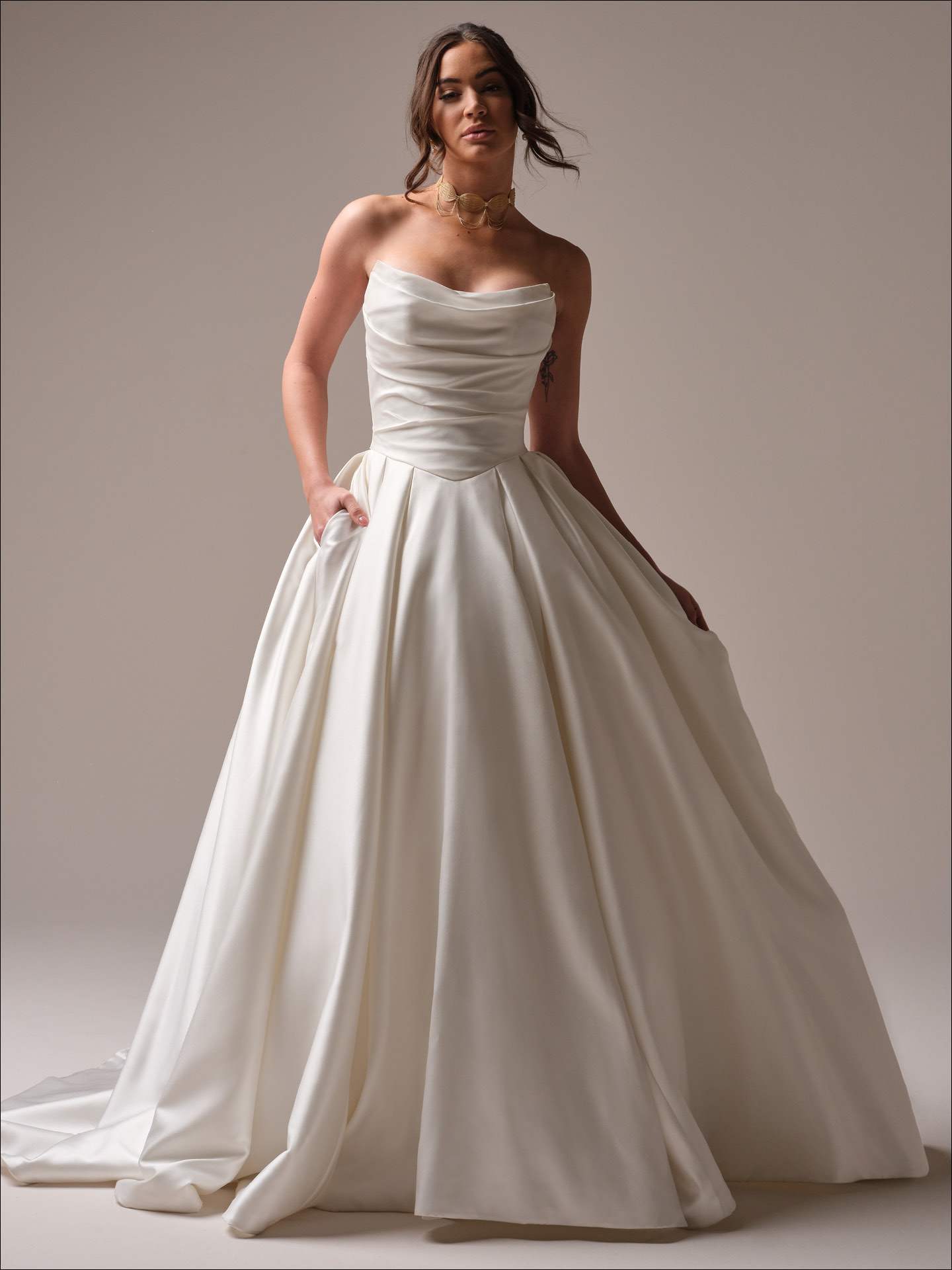 Ballgown corsagekjole draperinger dyb ryg hos Maison Lou bridal atelier I køge, sjælland, danmarks bedste brudekjolebutik. 