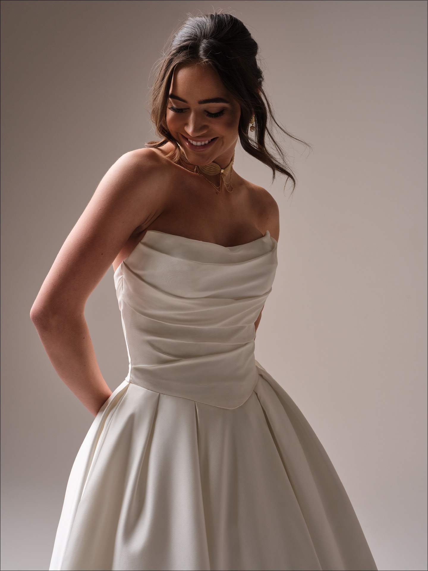 Ballgown corsagekjole draperinger dyb ryg hos Maison Lou bridal atelier I køge, sjælland, danmarks bedste brudekjolebutik. 