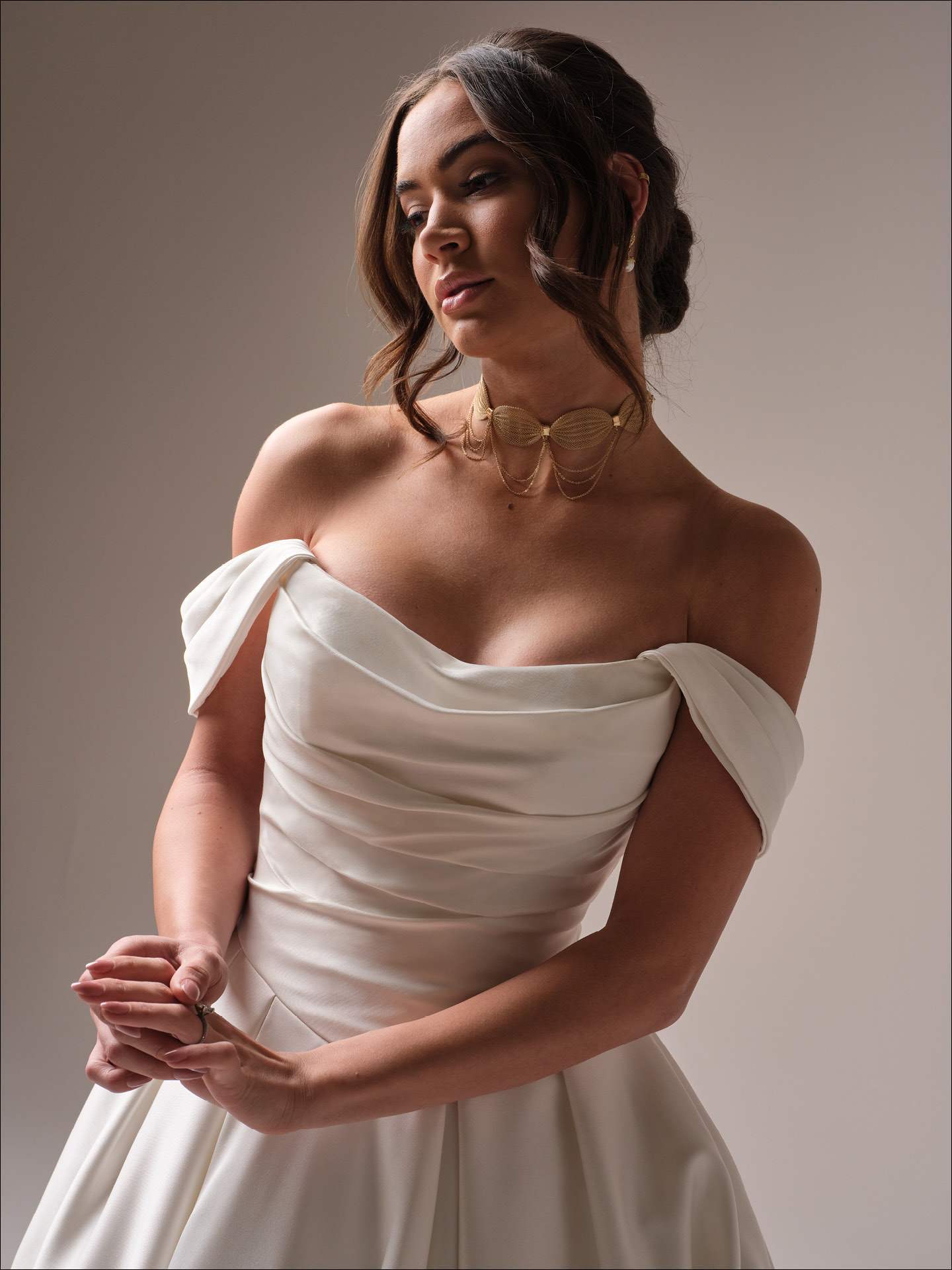Ballgown corsagekjole draperinger dyb ryg hos Maison Lou bridal atelier I køge, sjælland, danmarks bedste brudekjolebutik. 