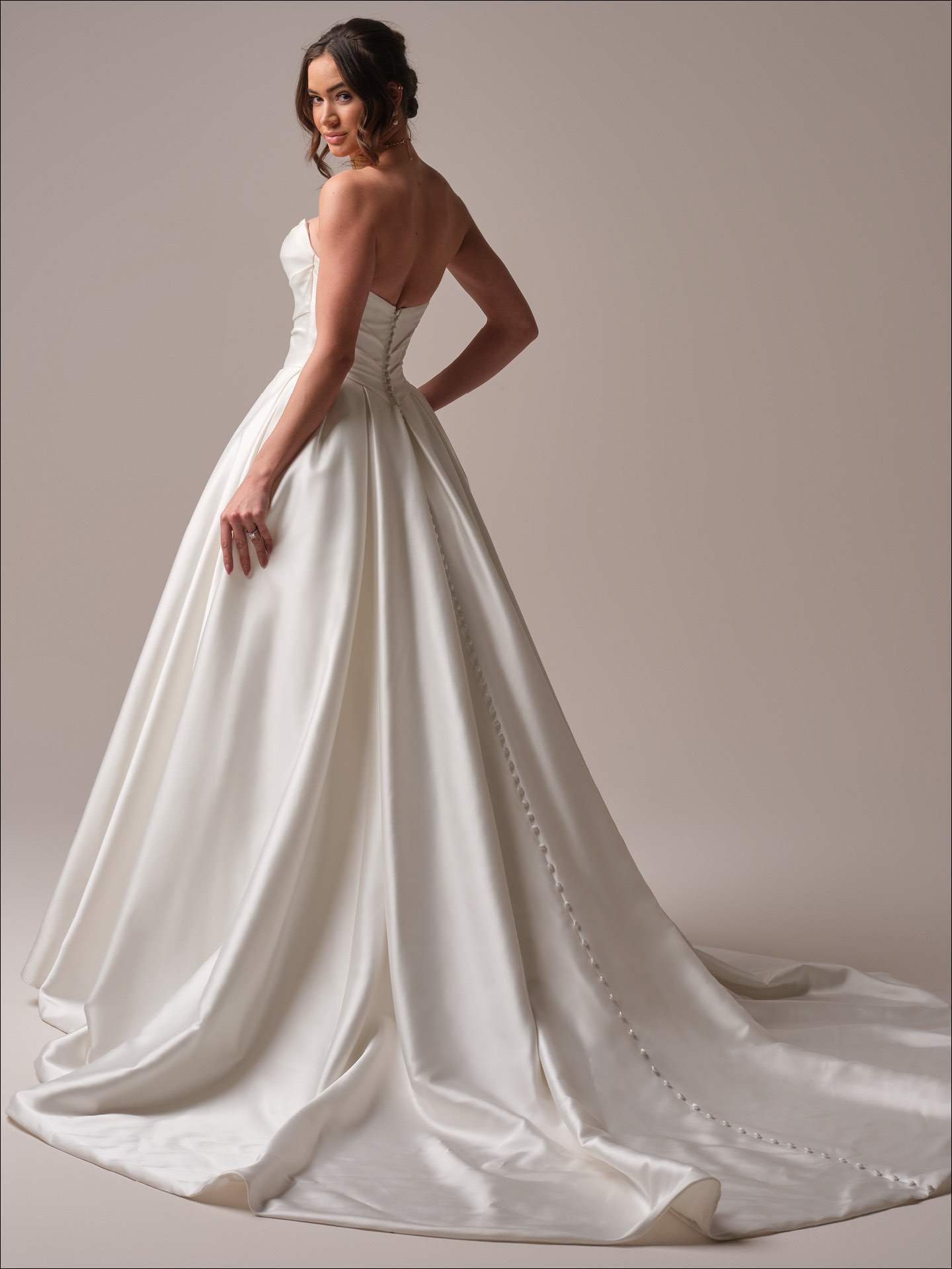 Ballgown corsagekjole draperinger dyb ryg hos Maison Lou bridal atelier I køge, sjælland, danmarks bedste brudekjolebutik. 