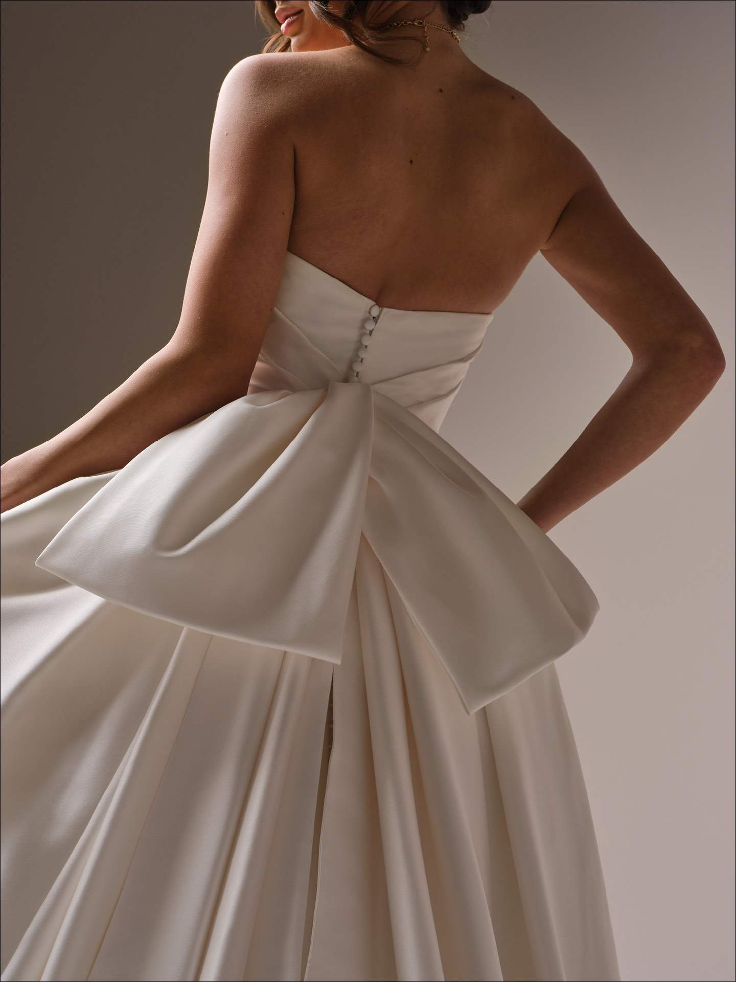 Ballgown corsagekjole draperinger dyb ryg hos Maison Lou bridal atelier I køge, sjælland, danmarks bedste brudekjolebutik. 