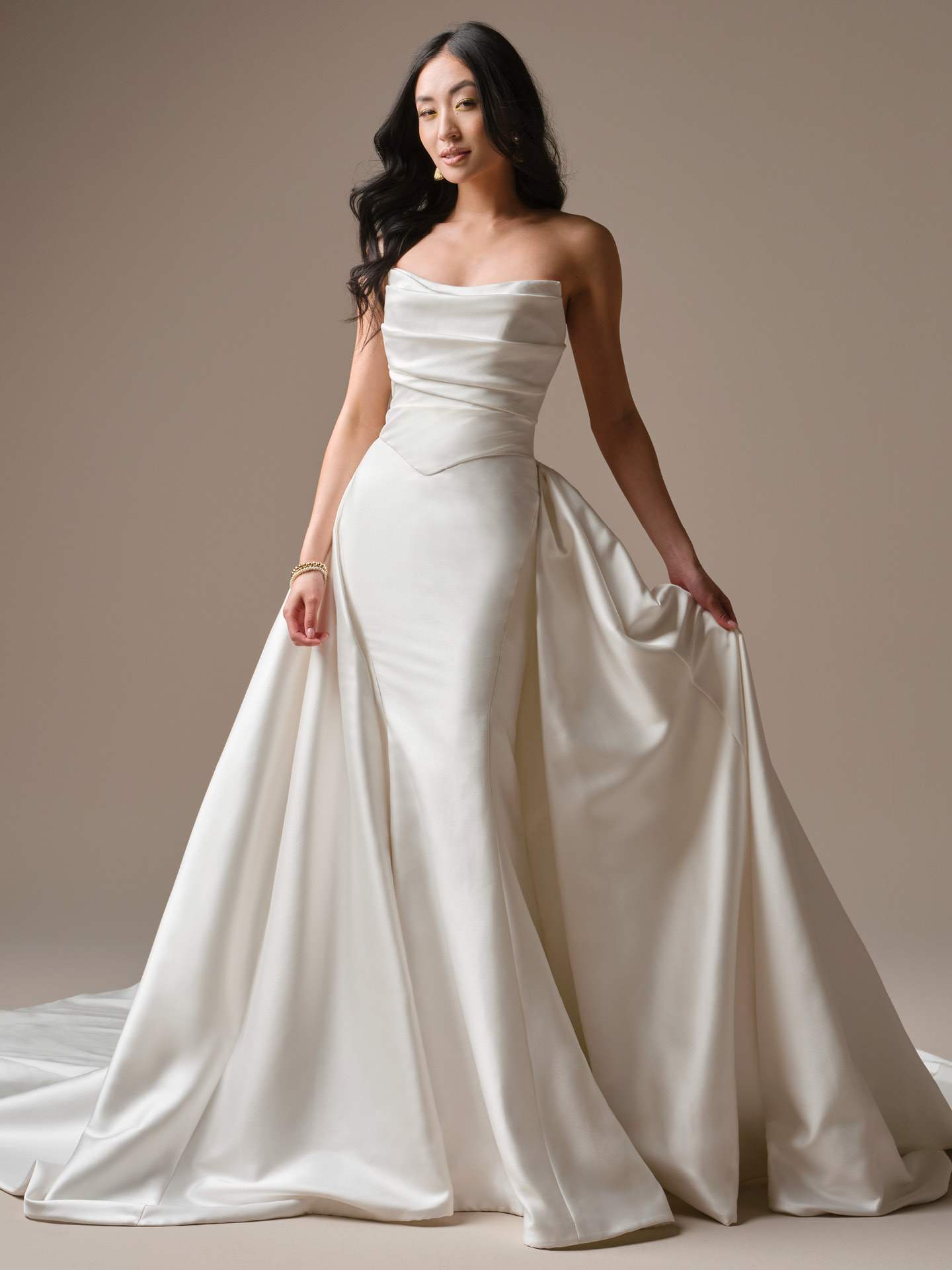 Tættende corsagekjole draperinger havfruesnit med overskirt hos Maison Lou bridal atelier I køge, sjælland, danmarks bedste brudekjolebutik. 