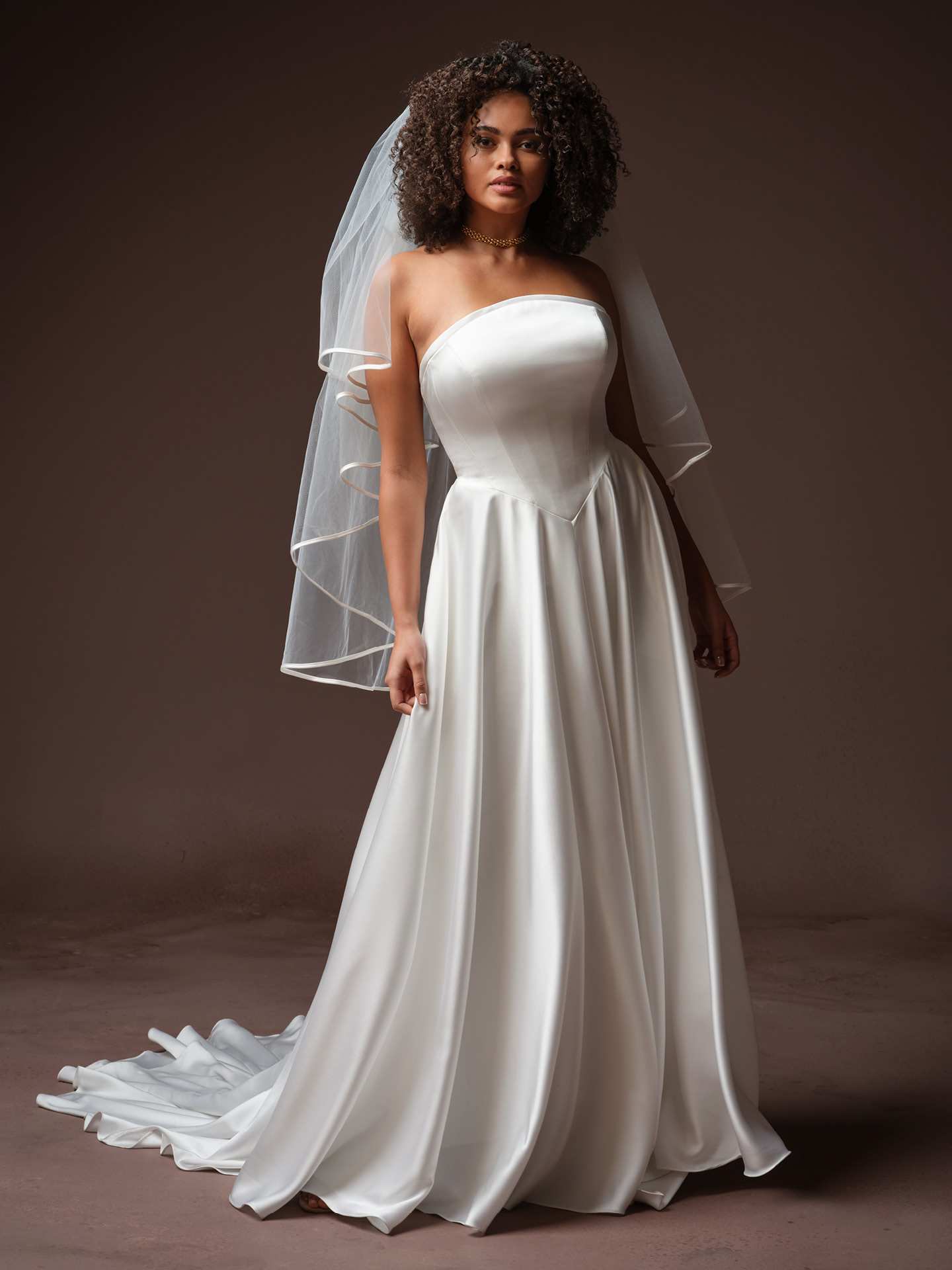Satinbrudekjole fra maggie sottero Basque waist talje blød satin hos Maison Lou bridal atelier I køge, sjælland, danmarks bedste brudekjolebutik. 