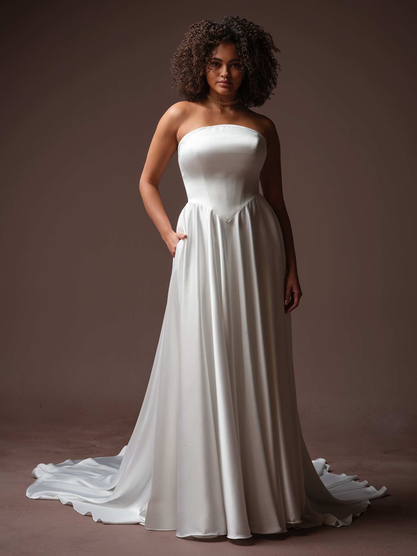 Satinbrudekjole fra maggie sottero Basque waist talje blød satin hos Maison Lou bridal atelier I køge, sjælland, danmarks bedste brudekjolebutik. 