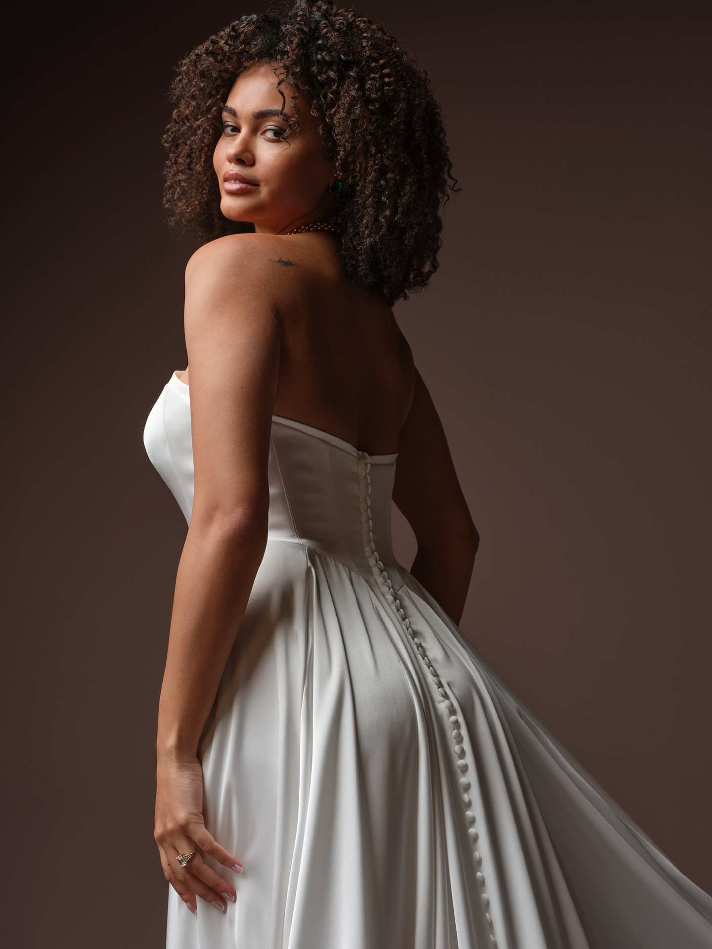 Satinbrudekjole fra maggie sottero Basque waist talje blød satin hos Maison Lou bridal atelier I køge, sjælland, danmarks bedste brudekjolebutik. 