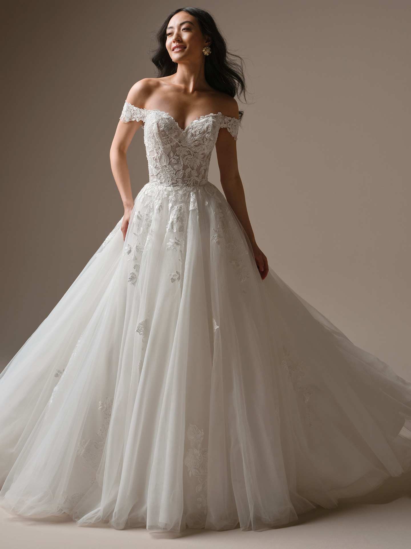 Ballgown blondebrudekjole fra Maggiw sottero corsage offshoulder ærmer tylskørt tylkjole hos Maison Lou bridal atelier i køge, sjælland, danmarks bedste brudekjolebutik. 