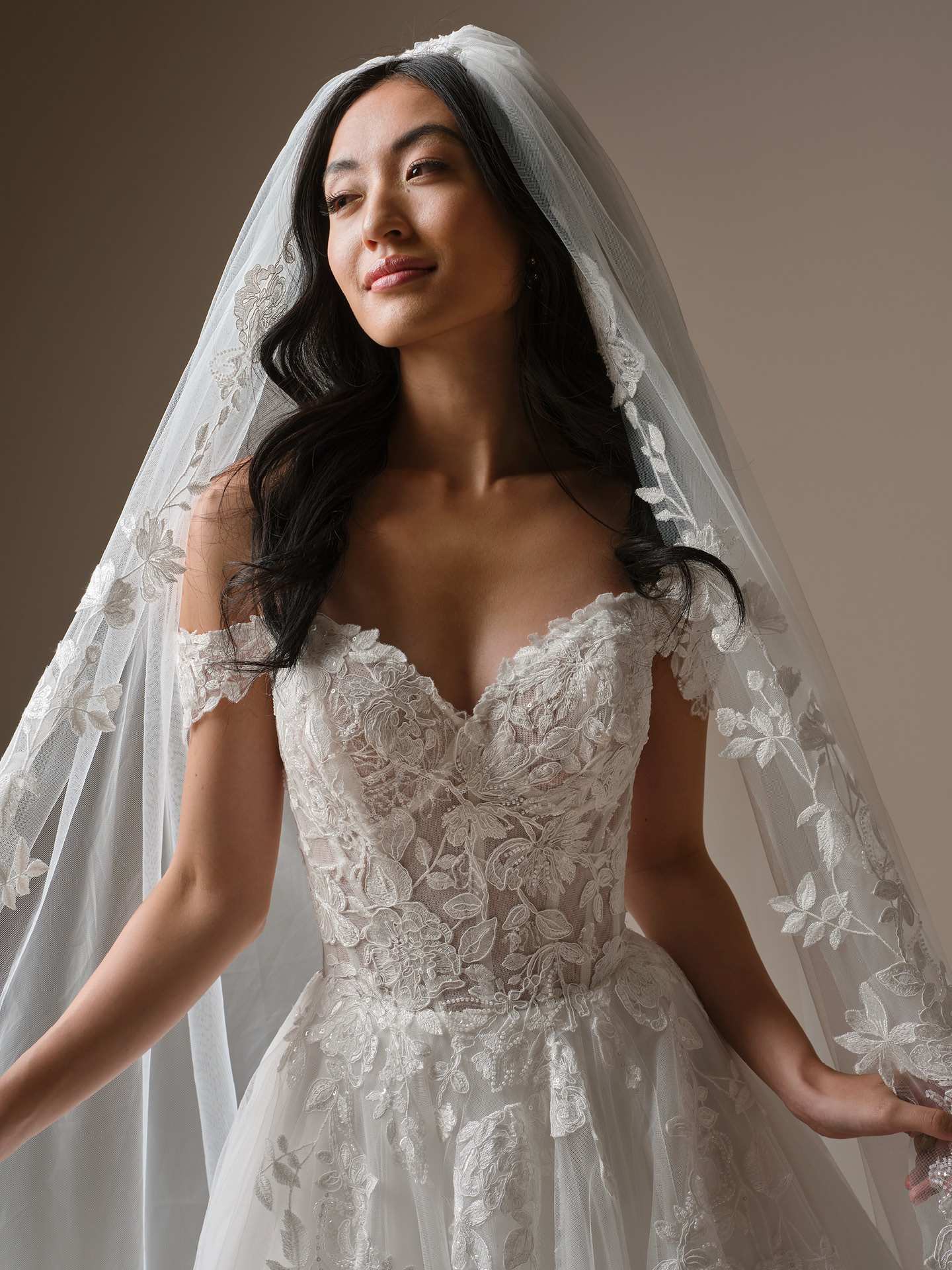 Ballgown blondebrudekjole fra Maggiw sottero corsage offshoulder ærmer tylskørt tylkjole hos Maison Lou bridal atelier i køge, sjælland, danmarks bedste brudekjolebutik. 