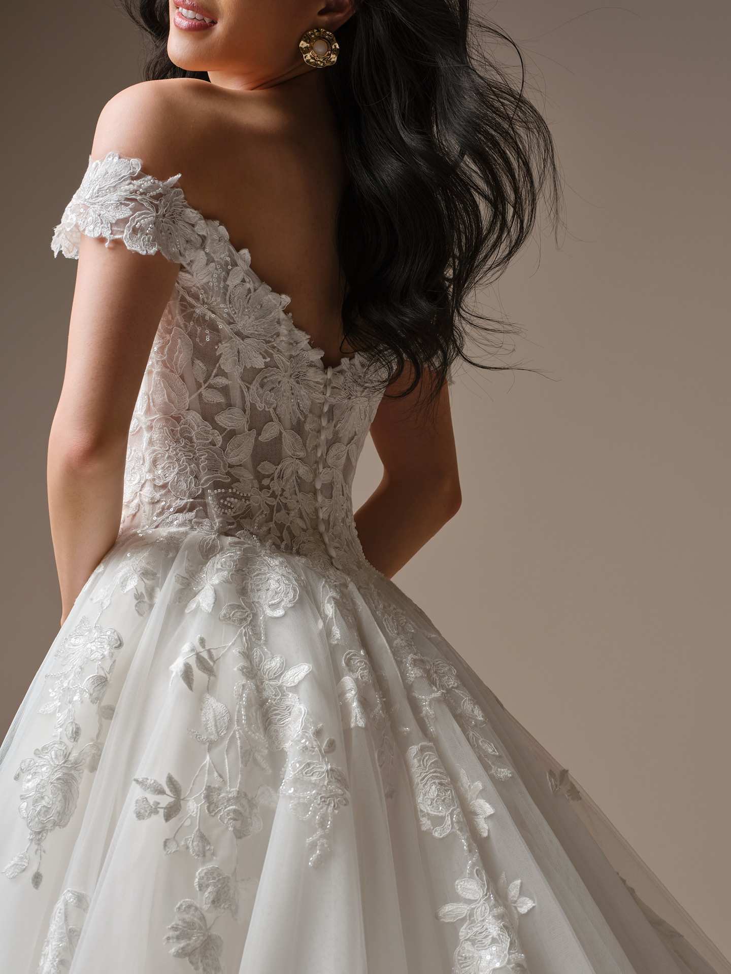 Ballgown blondebrudekjole fra Maggiw sottero corsage offshoulder ærmer tylskørt tylkjole hos Maison Lou bridal atelier i køge, sjælland, danmarks bedste brudekjolebutik. 