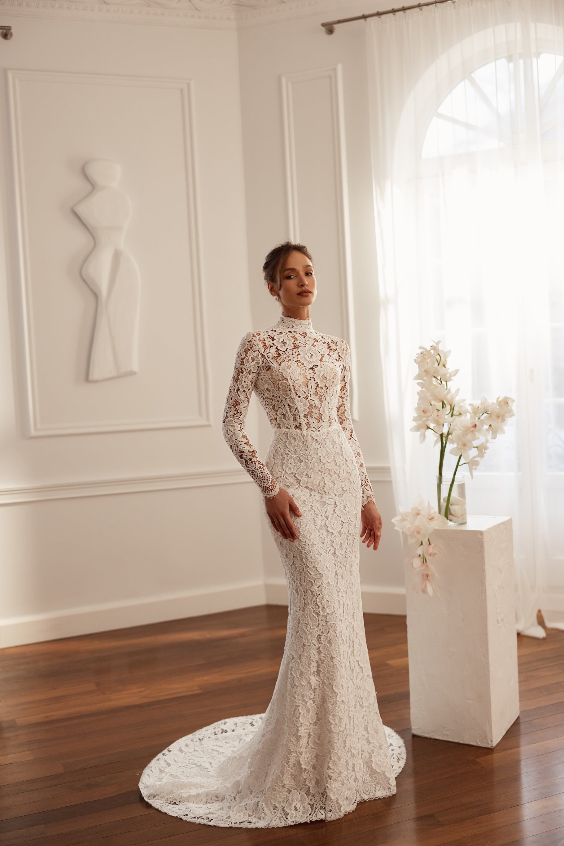 eksklusiv blondebrudekjole tætsiddende med lange ærmer, havfruesnit, mermaid, hos Maison Lou bridal atelier I køge, sjælland, danmarks bedste brudekjoler