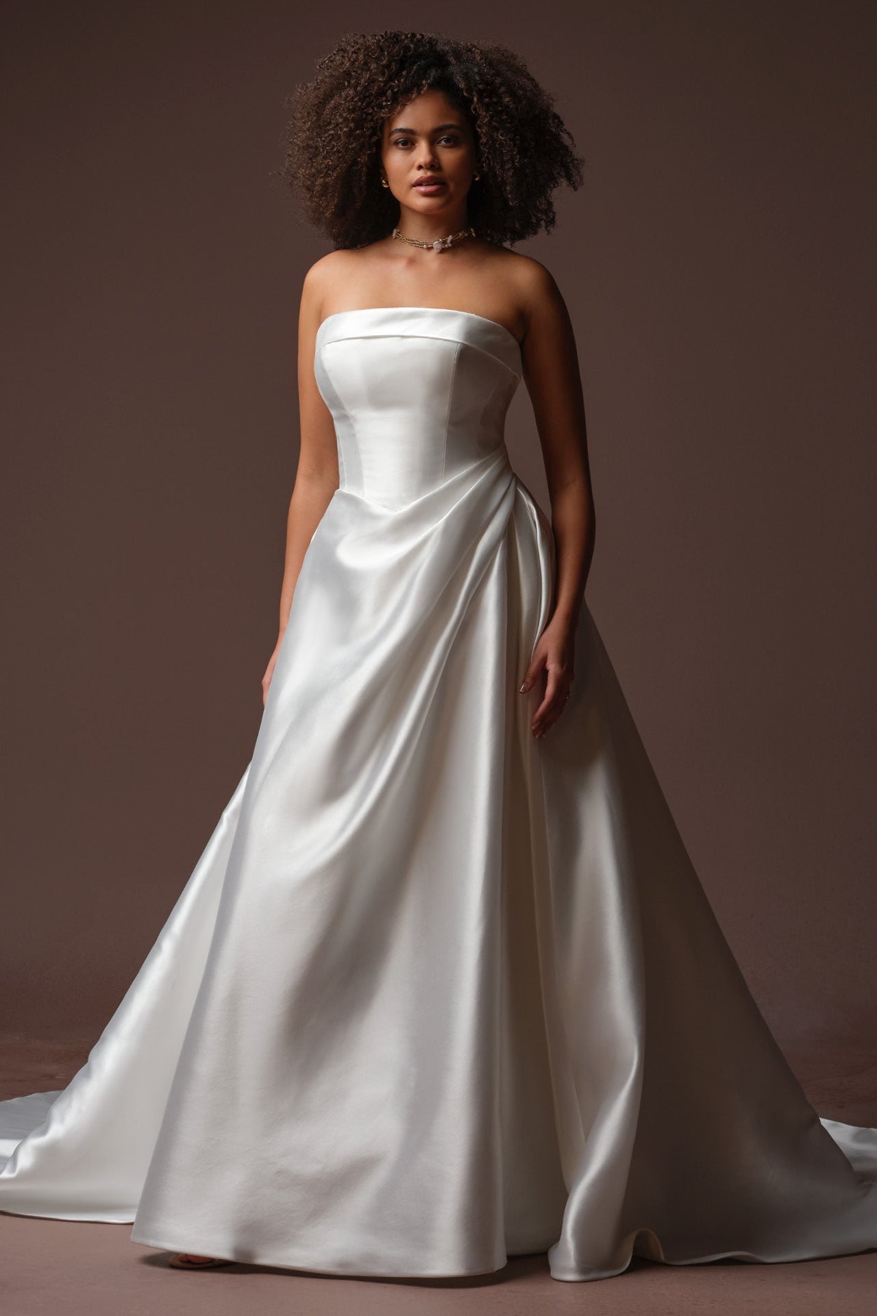 satin brudejole a-line skørt Basque waist talje draperinger stropløs maggie sottero hos Maison Lou bridal atelier i køge.